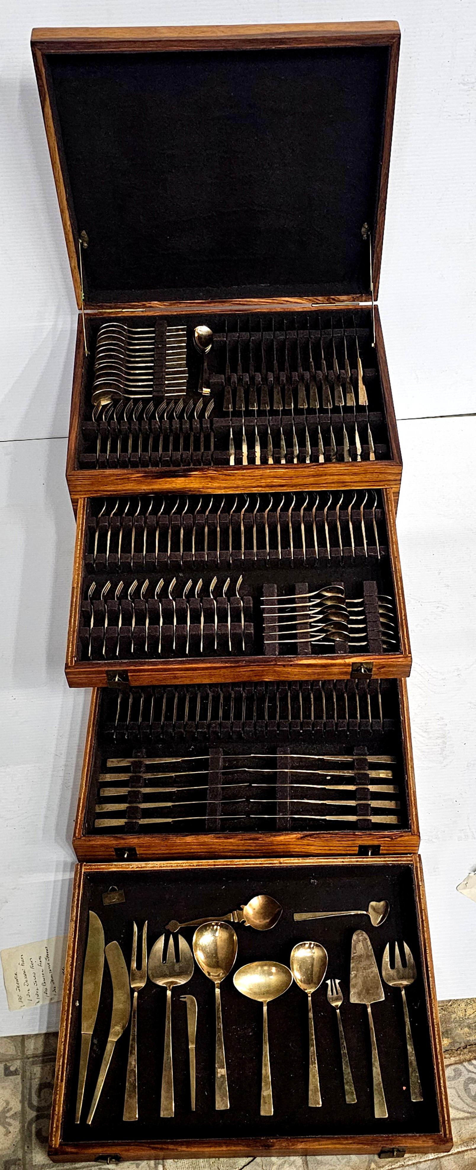 Juego De Cubiertos De 147 Piezas De Níquel Y Bronce En Estuche Ajustado De Teca en Bueno estado para la venta en Germantown, MD
