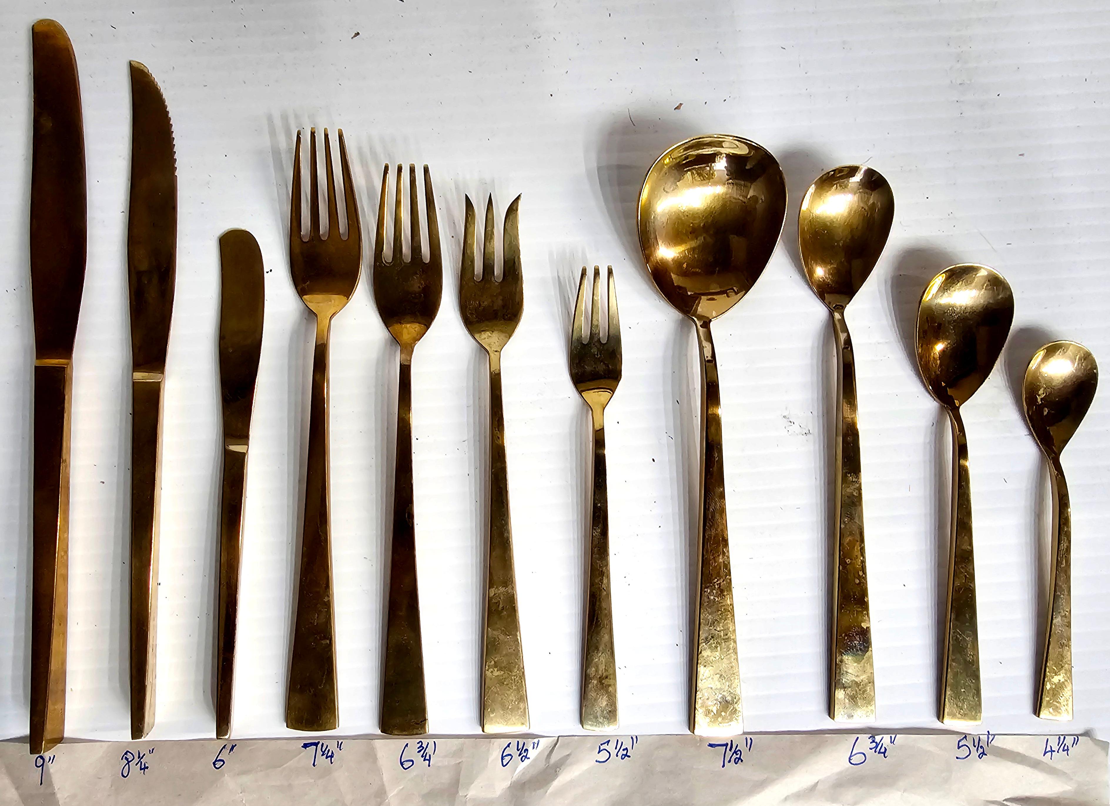 Juego De Cubiertos De 147 Piezas De Níquel Y Bronce En Estuche Ajustado De Teca siglo XX en venta