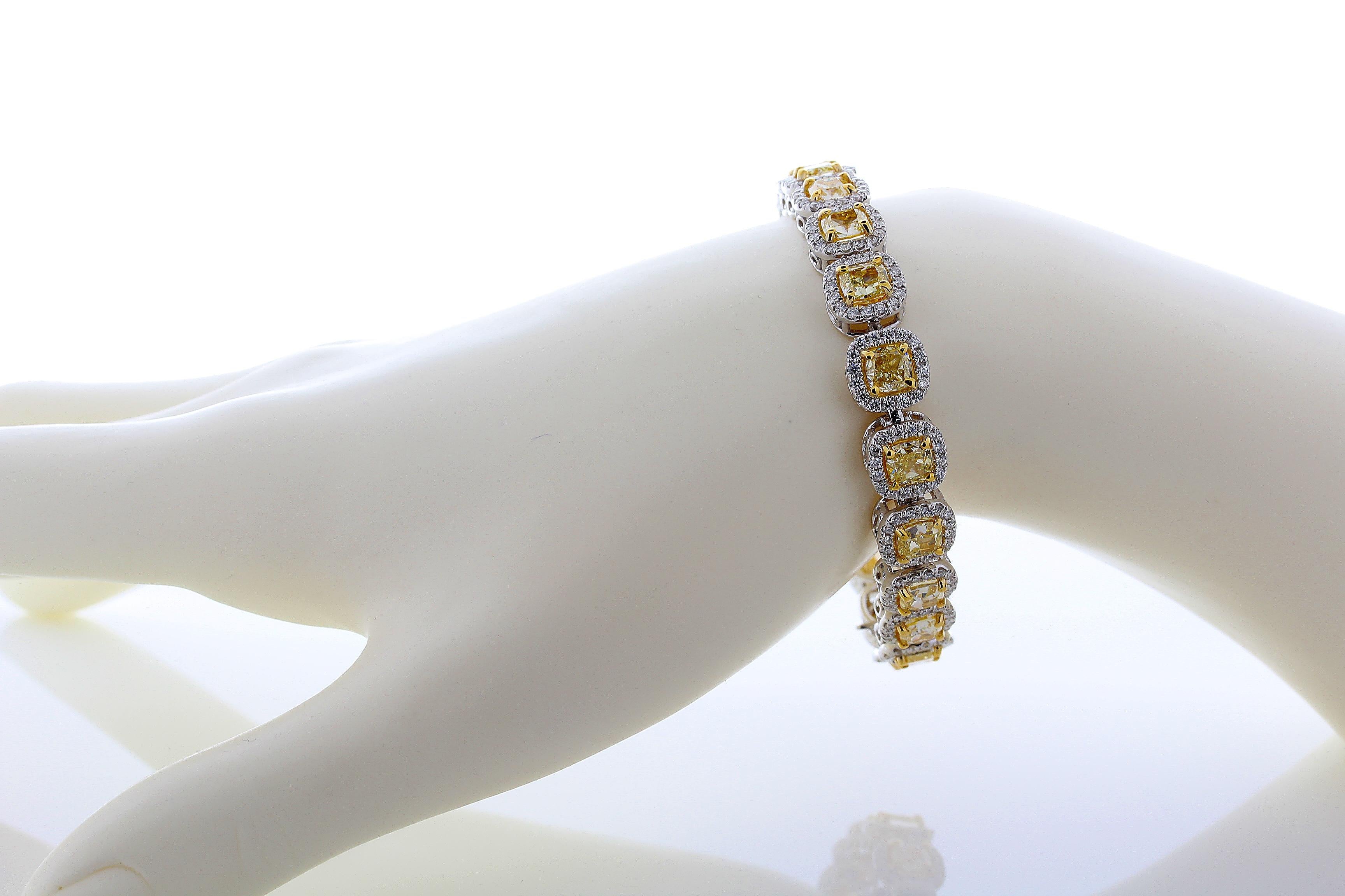 Contemporary 14.70 Carat Cushion Cut Fancy Yellow VS2 Diamond Tennis Bracelet 18 Karat Gold For Sale