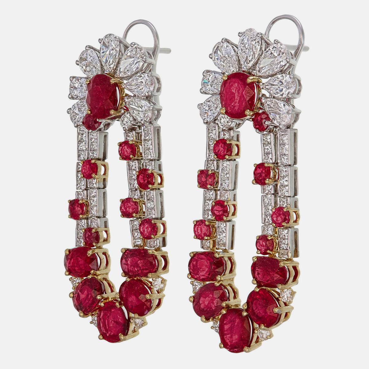 Ein lebendiger und raffinierter Rubin-Diamant-Kronleuchter-Ohrring von Rewa Jewels aus 18 Karat Weißgold.

Diese  einzigartiger handgefertigter Schmuck ist mit 28  Rubine mit einem Gesamtgewicht von etwa 14,70 Karat.

Außerdem haben wir 10 runde