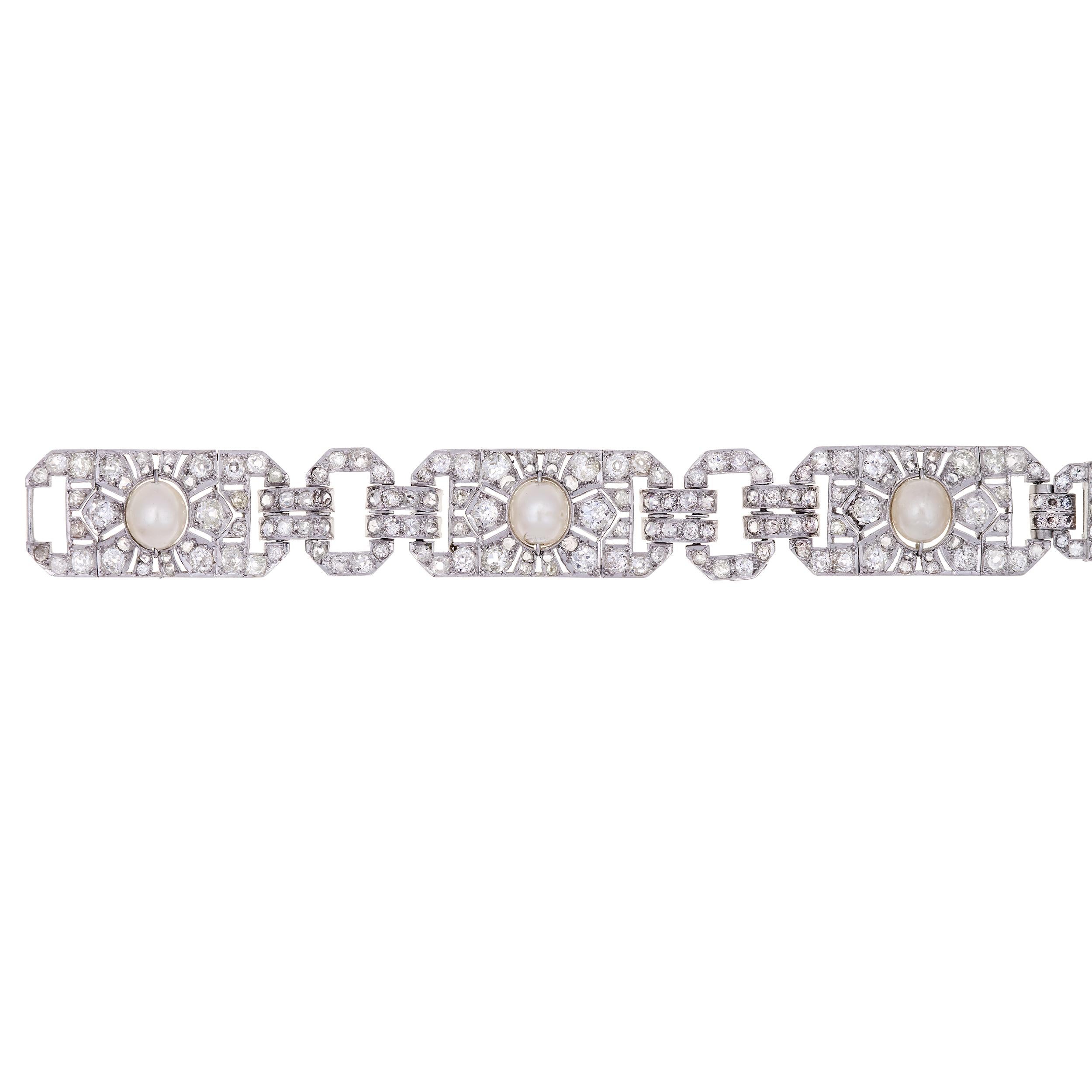 GIA-zertifiziertes Platinarmband mit 14,70 Karat Smaragd, Diamant und Perle Edwardian (Smaragdschliff) im Angebot