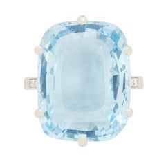 Anello con acquamarina taglio cuscino da 14,71 carati con spalle incastonate, anni '80 circa