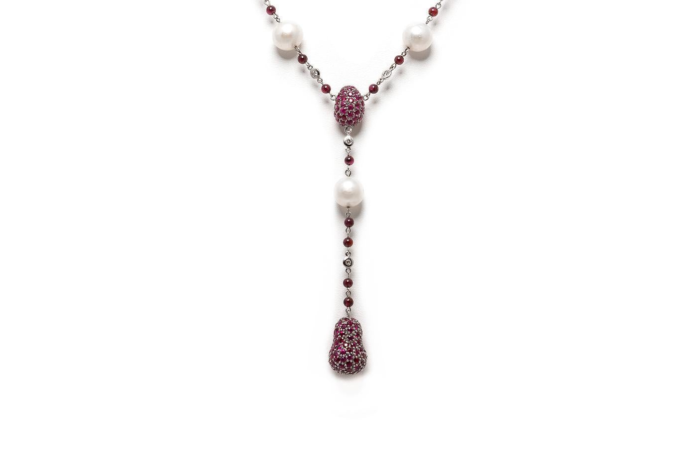 Finely crafted in 18k white gold with Bead and Round Brilliant cut Rubies weighing a total of 14.71 carats. The necklace also features 10mm Pearls and Round Brilliant cut Diamonds weighing a total of approximately 0.30 carat.
Necklace length: 16 1/2