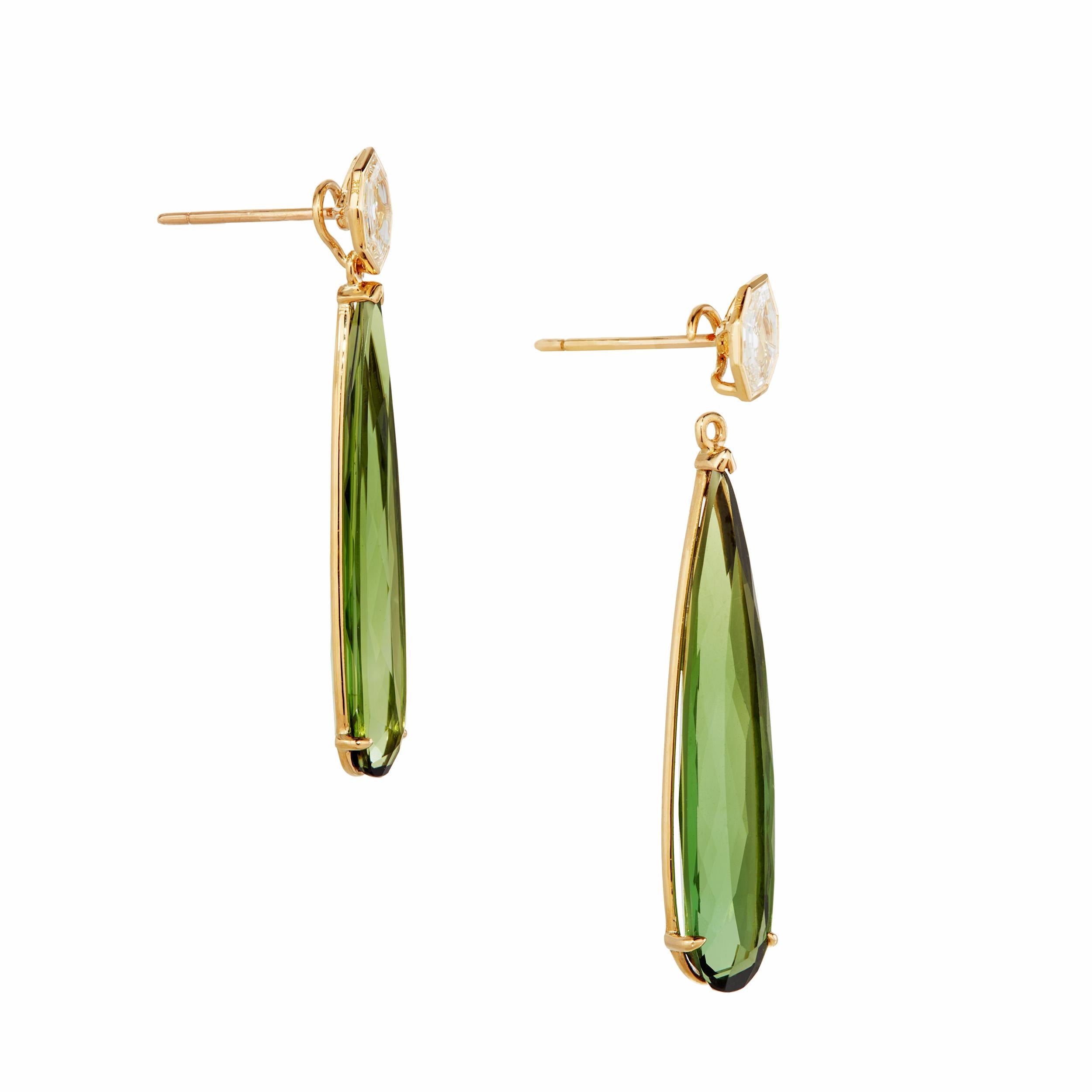 Splendidi orecchini unici.  Tutto in questi orecchini è unico.  Sono anche staccabili e possono essere indossati in due modi!

Diamanti taglio Step Fancy-shaped con un peso di circa 1,5 milioni di euro:  1,09 Carati
Gocce allungate a forma di pera