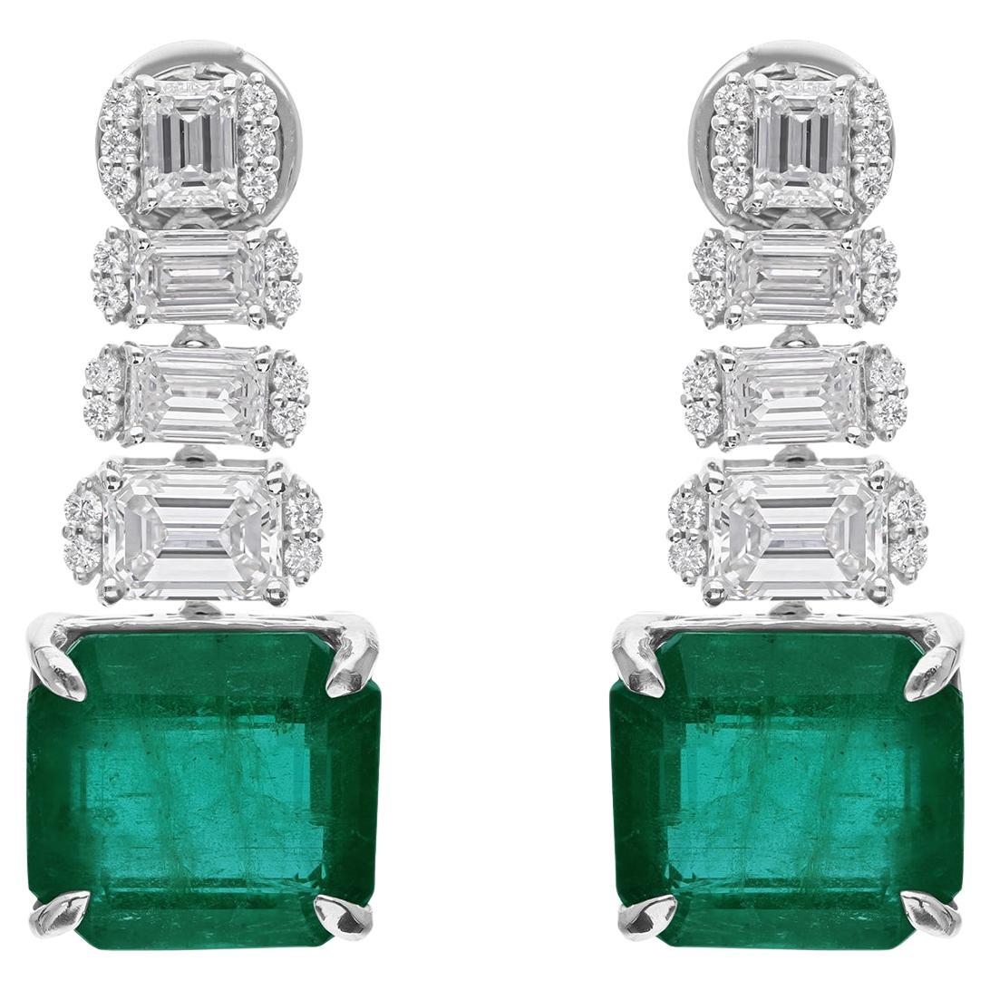 Orecchini pendenti con smeraldo dello Zambia da 14,73 carati e diamanti da 3,45 carati in oro bianco 18 carati in vendita