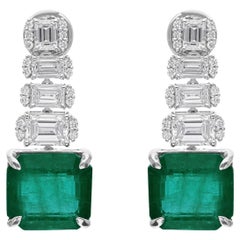 Orecchini pendenti con smeraldo dello Zambia da 14,73 carati e diamanti da 3,45 carati in oro bianco 18 carati