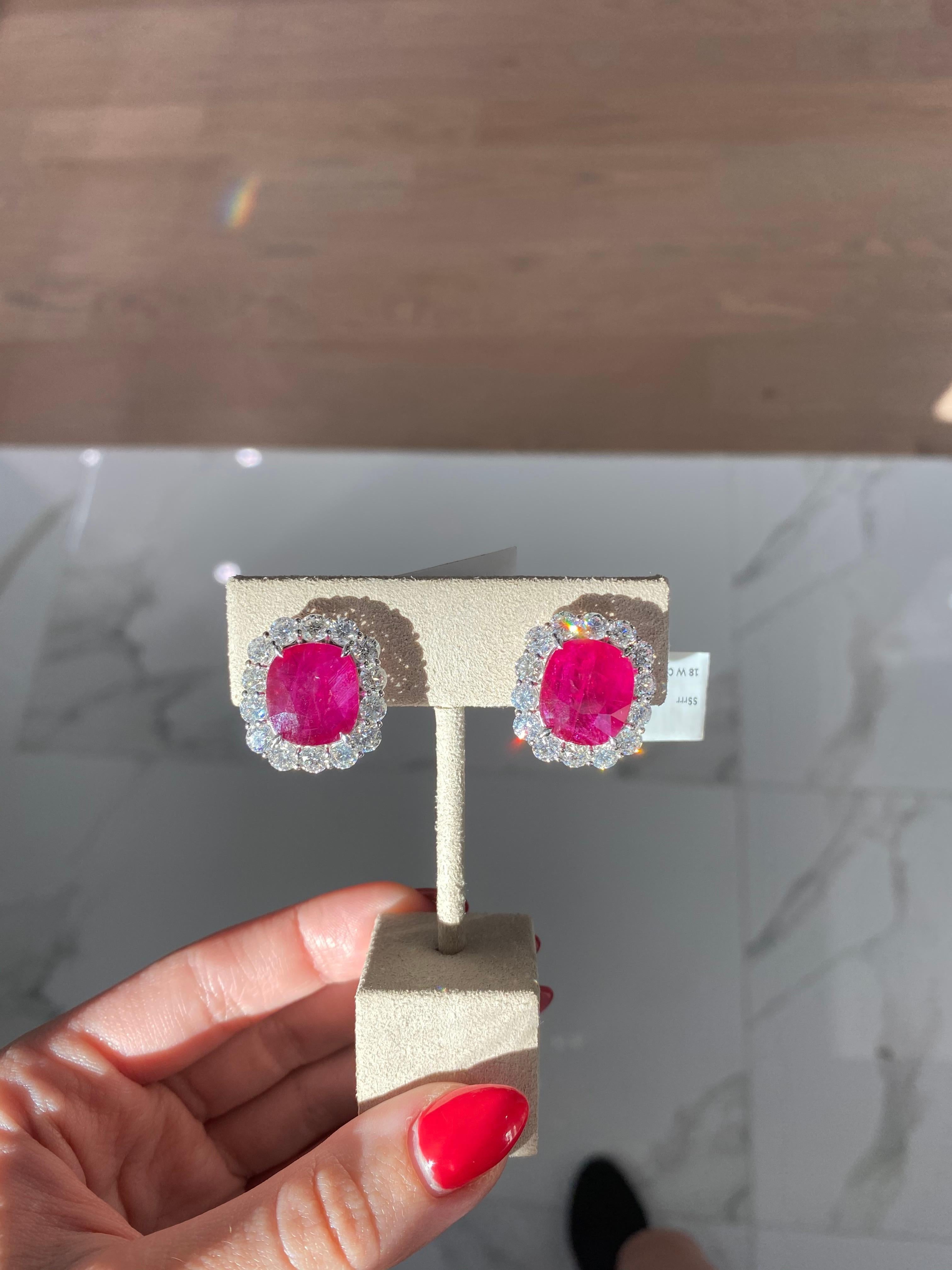 Rubíes talla cojín de 14,73 quilates con halo de diamantes redondos de 6,93 quilates Broches de oro de 18 quilates Corte cojín