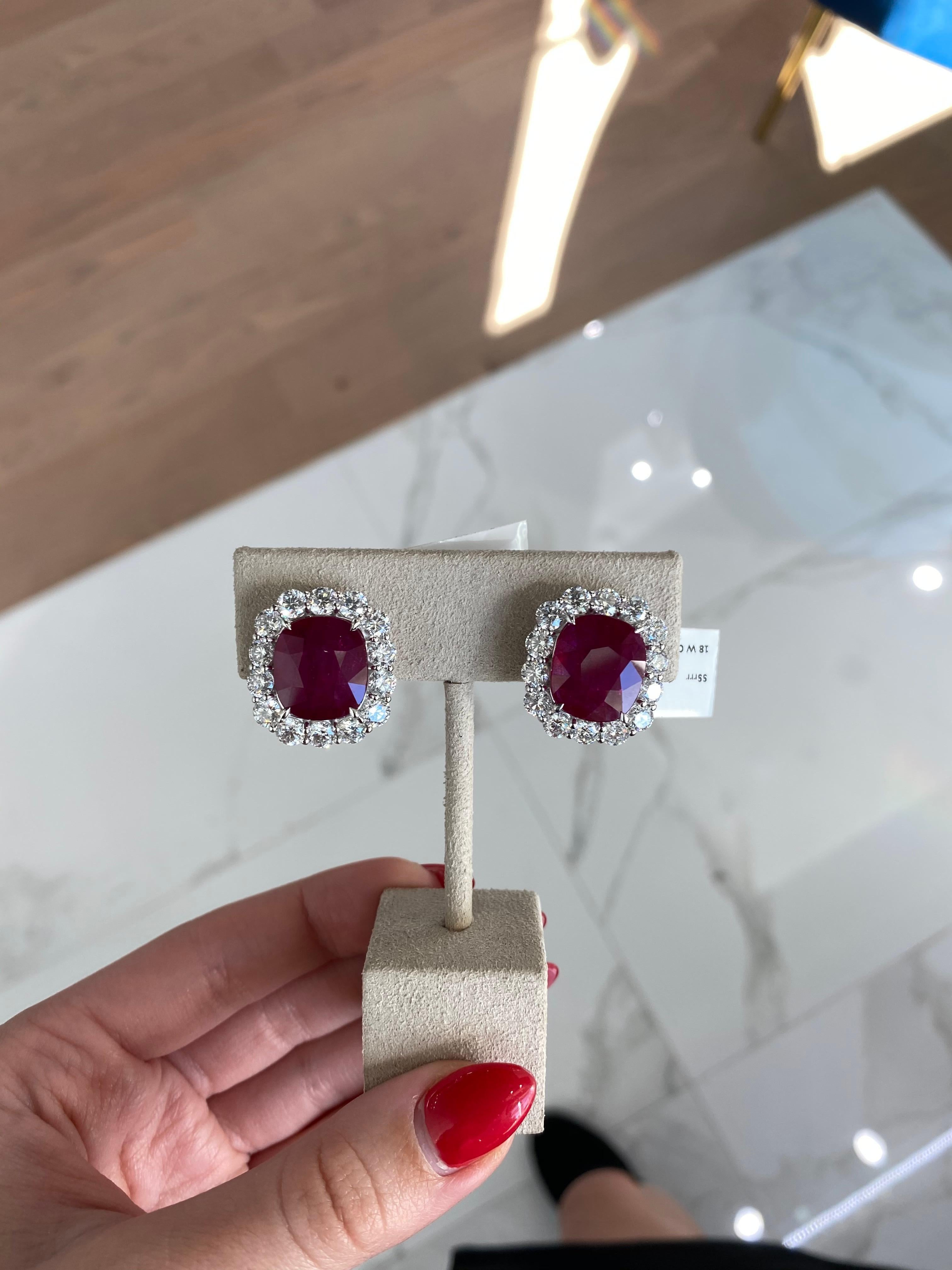 Rubíes talla cojín de 14,73 quilates con halo de diamantes redondos de 6,93 quilates Broches de oro de 18 quilates en Nuevo Estado en Houston, TX