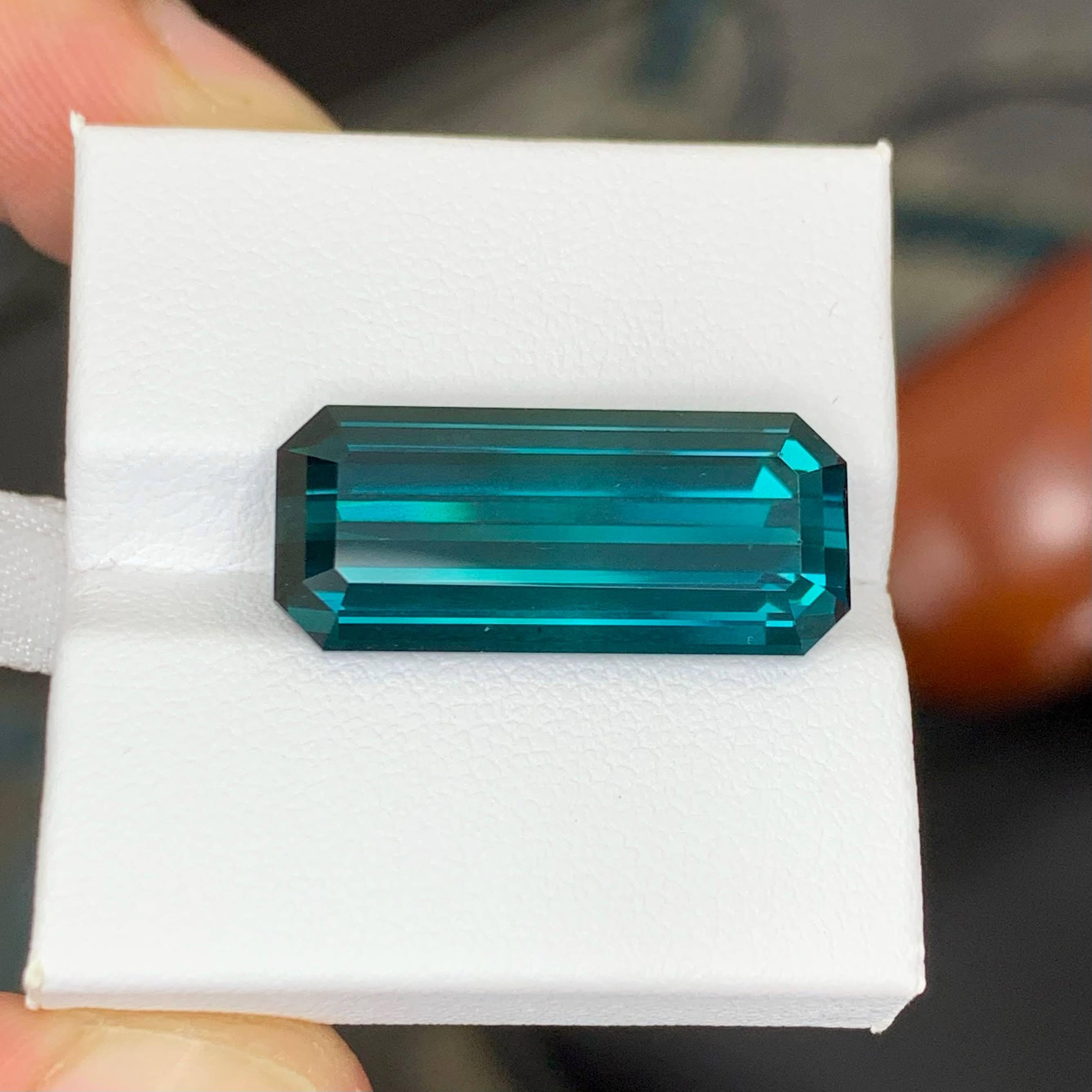 Poids 14,75 carats 
Dimensions 23.1x10.0x7.1mm
Traitement Aucun 
Origine afghane 
Clarity Loup Clean 
Forme Coupe Émeraude 




Cette tourmaline bleue en vrac naturelle de 14,75 carats séduit par sa riche teinte bleu océan et sa transparence