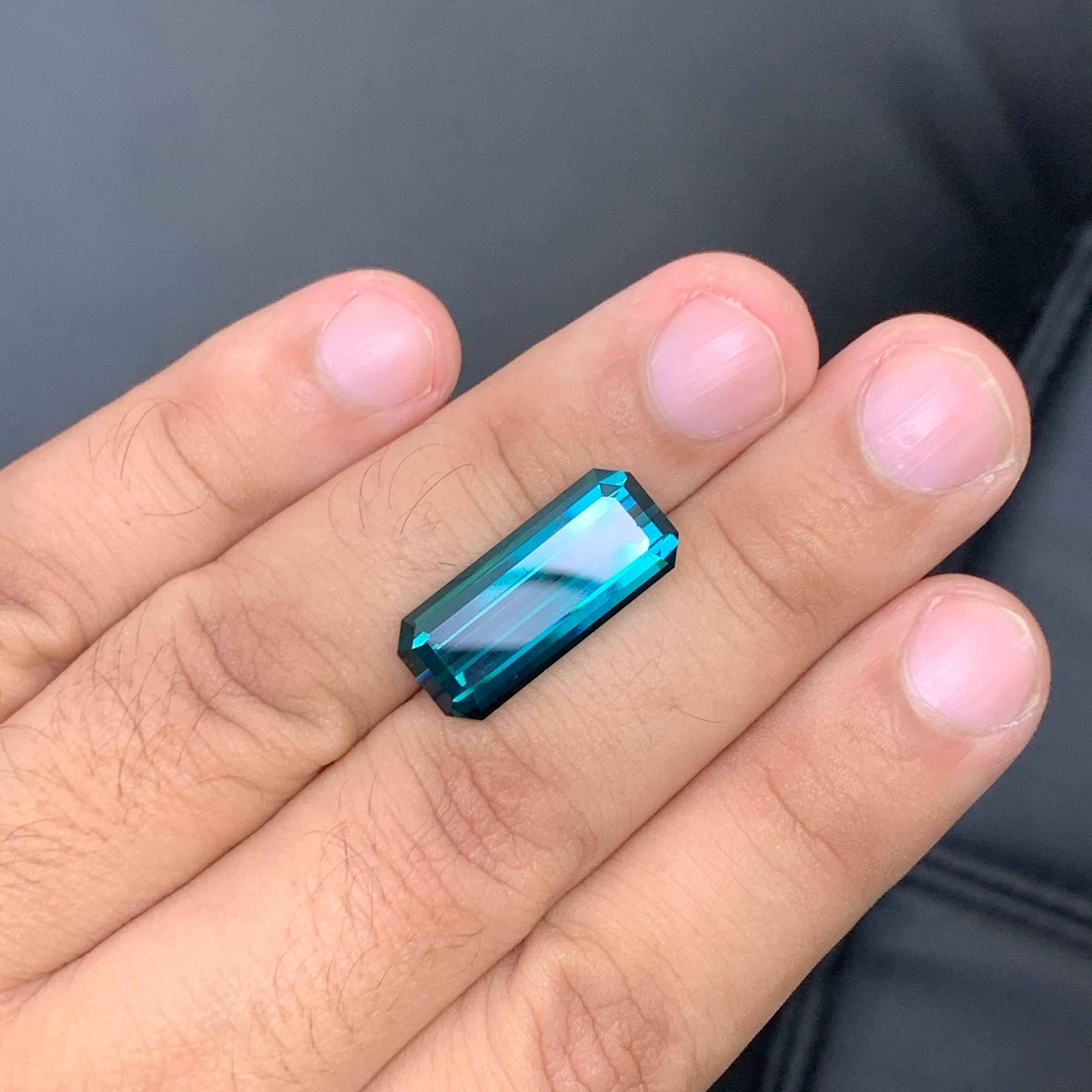 Moderne 14.75 Carat Natural Loose Blue Color Tourmaline Emerald Cut Afghan Gemstone (pierre précieuse afghane) en vente
