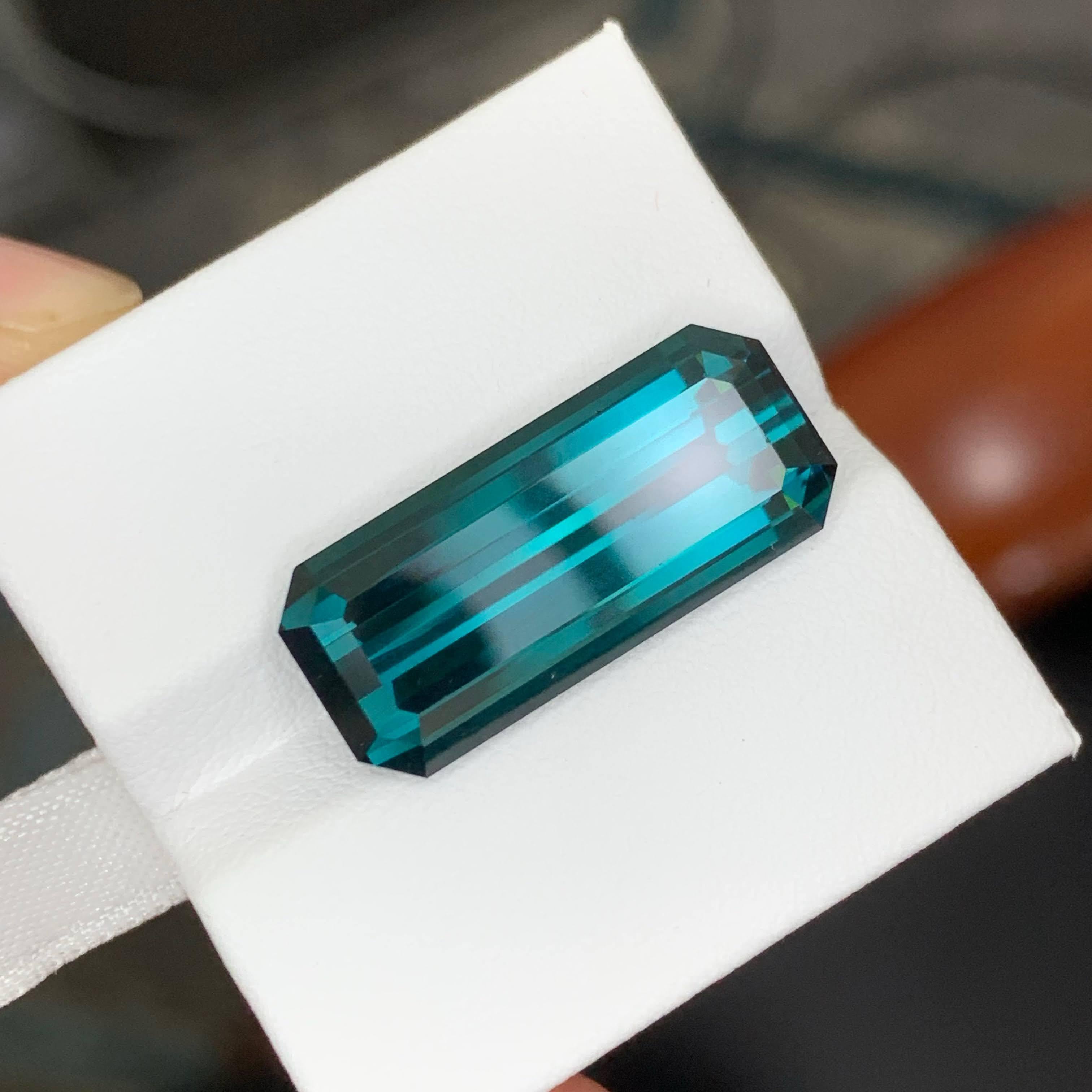 14.75 Carat Natural Loose Blue Color Tourmaline Emerald Cut Afghan Gemstone (pierre précieuse afghane) Unisexe en vente