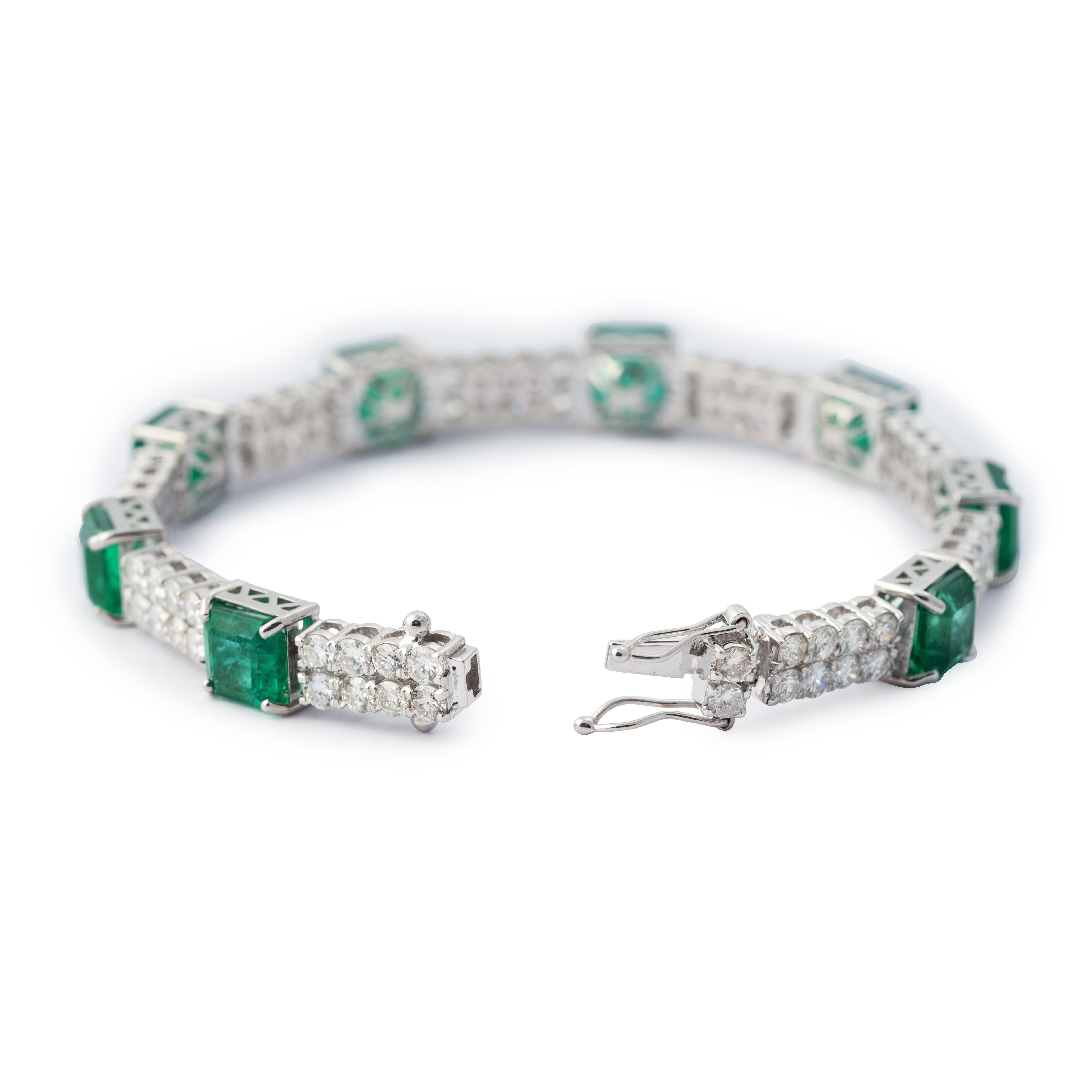 This is a stunning natural Zambian Emerald bracelet which has Emerald of very high quality and diamonds of very good quality . it has vsi clarity and G colour.

Emerald : 14.76 cts
diamonds : 4.74 cts
gold : 14.95 gms

Its very hard to capture the