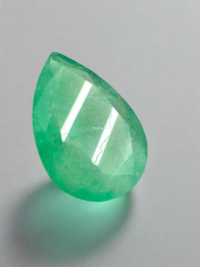 Moderno 14,77ct 21x14 Greene & Greene naturale smeraldo colombiano - pietra di nascita di maggio con taglio a pera in vendita