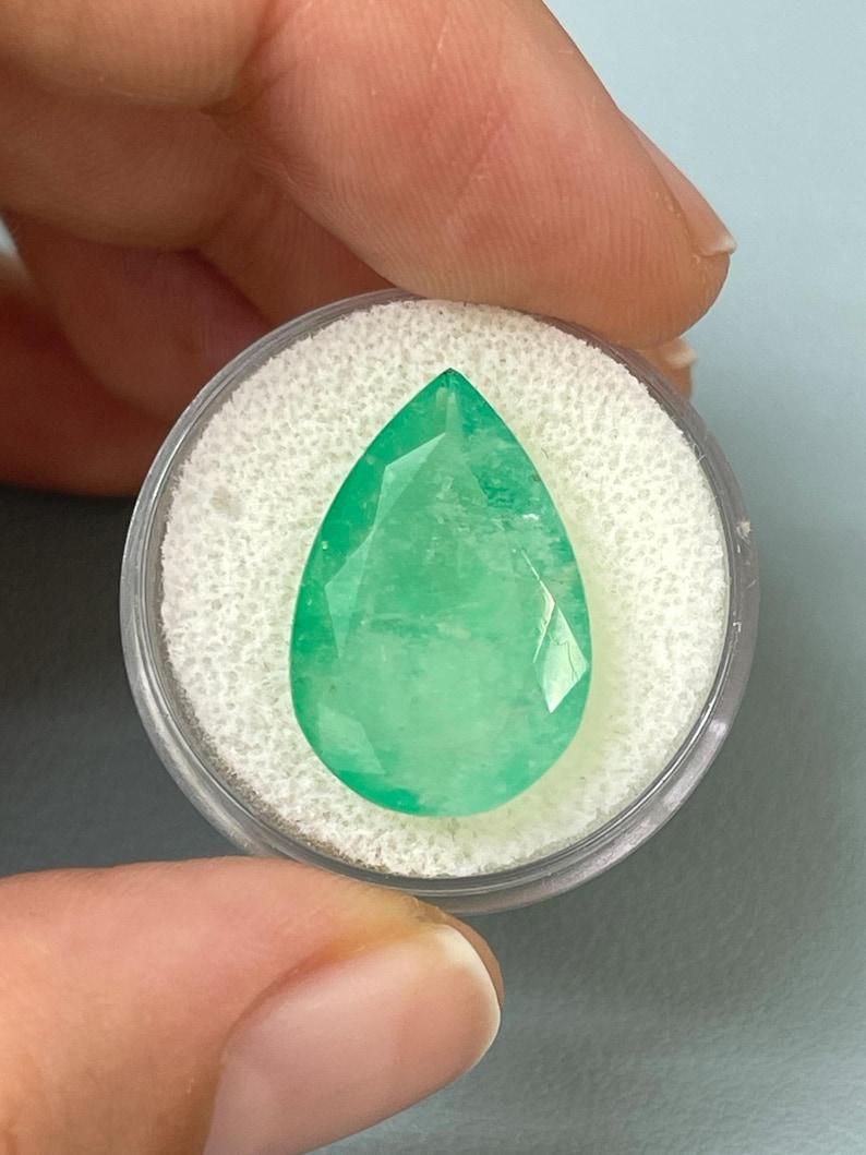 14,77ct 21x14 Greene & Greene naturale smeraldo colombiano - pietra di nascita di maggio con taglio a pera In condizioni Nuovo in vendita a Jupiter, FL