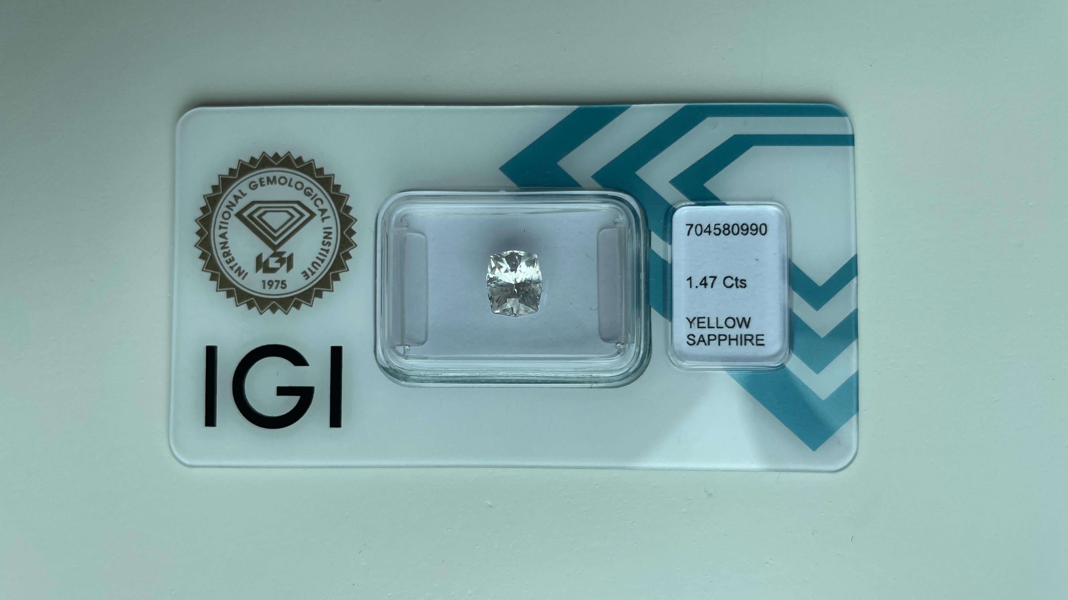 Informazioni: Secondo il rapporto di laboratorio, questa pietra è classificata come zaffiro giallo. Tuttavia, secondo il venditore, il colore dominante del corpo sembra più vicino al bianco o all'incolore. I laboratori di gemmologia seguono i propri