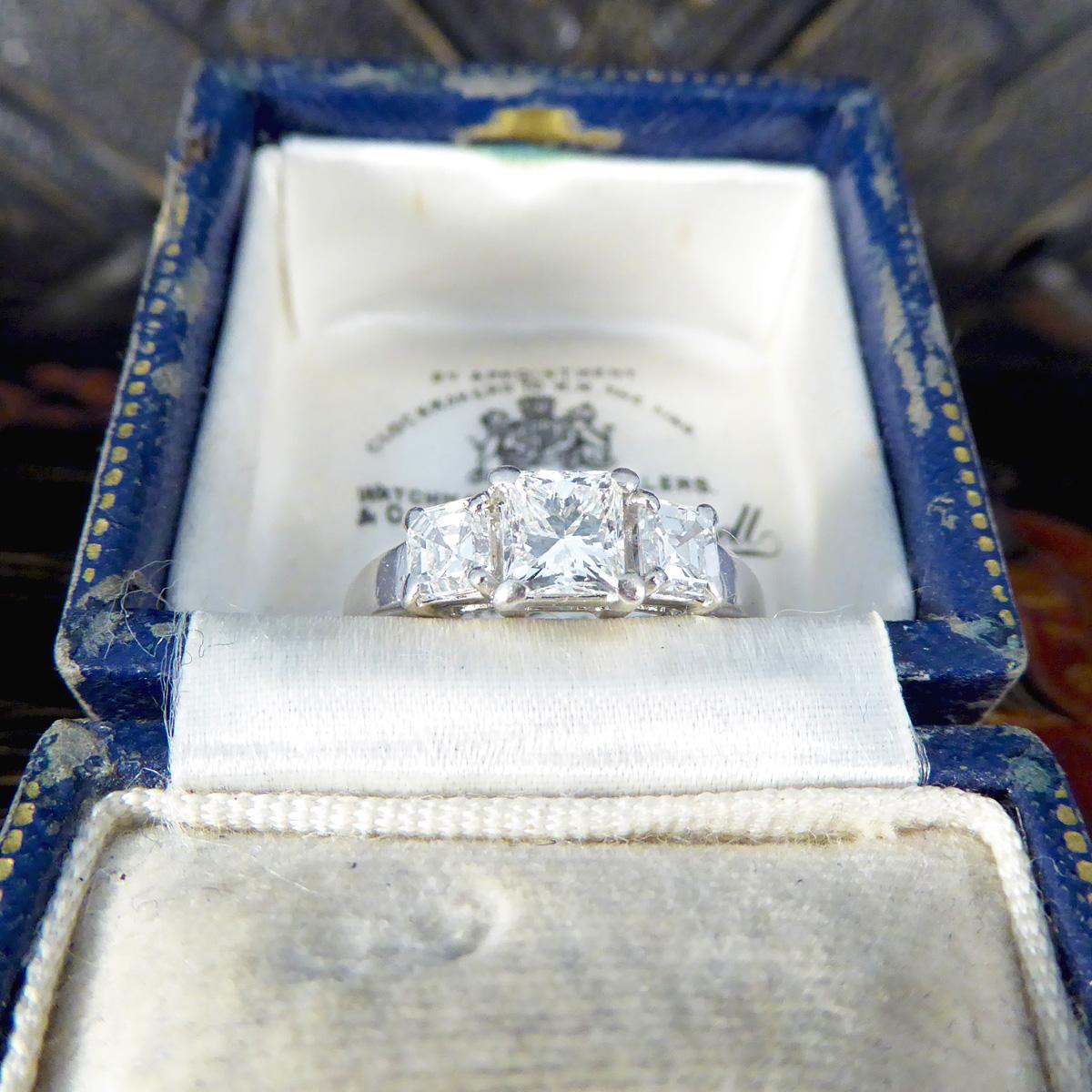 1.47 Karat Diamantring aus Platin mit drei Steinen im Prinzessinnenschliff und Diamant im Asscher-Schliff im Angebot 2