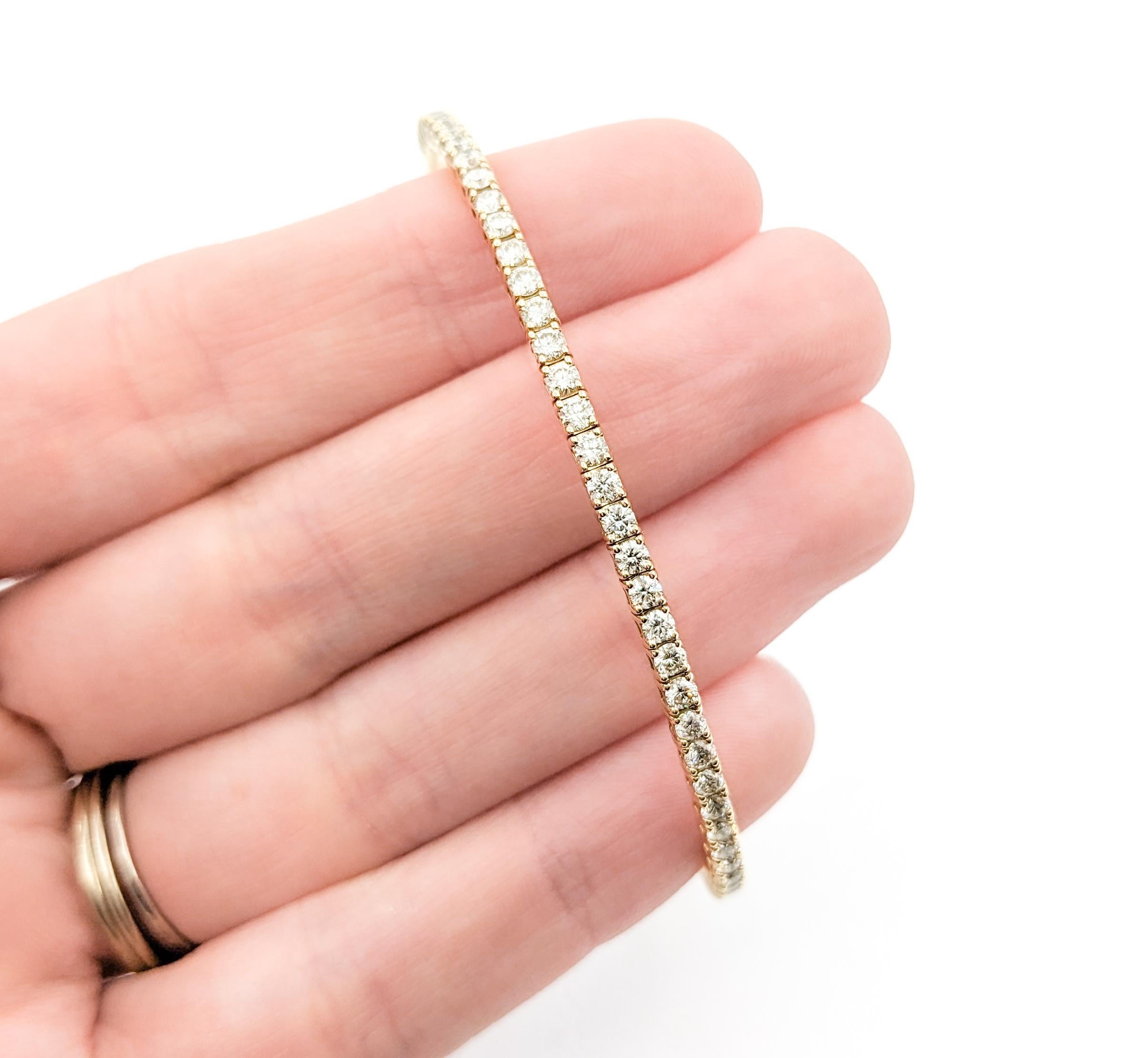 Contemporary 1.47ctw Diamond Bracelet In Yellow Gold For Sale
