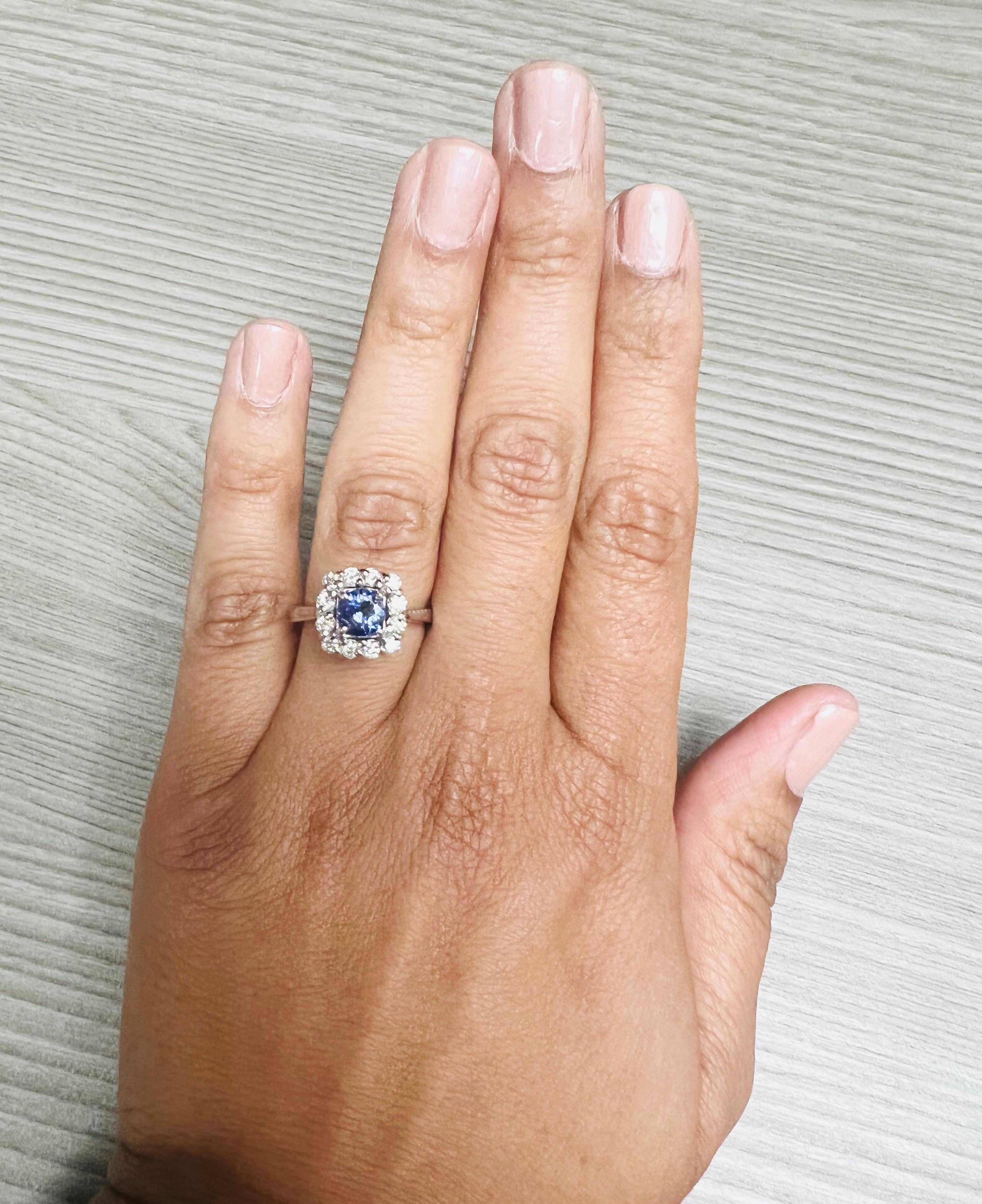 Bague de fiançailles en or blanc 14 carats avec saphir bleu de 1,48 carat et diamants Neuf - En vente à Los Angeles, CA