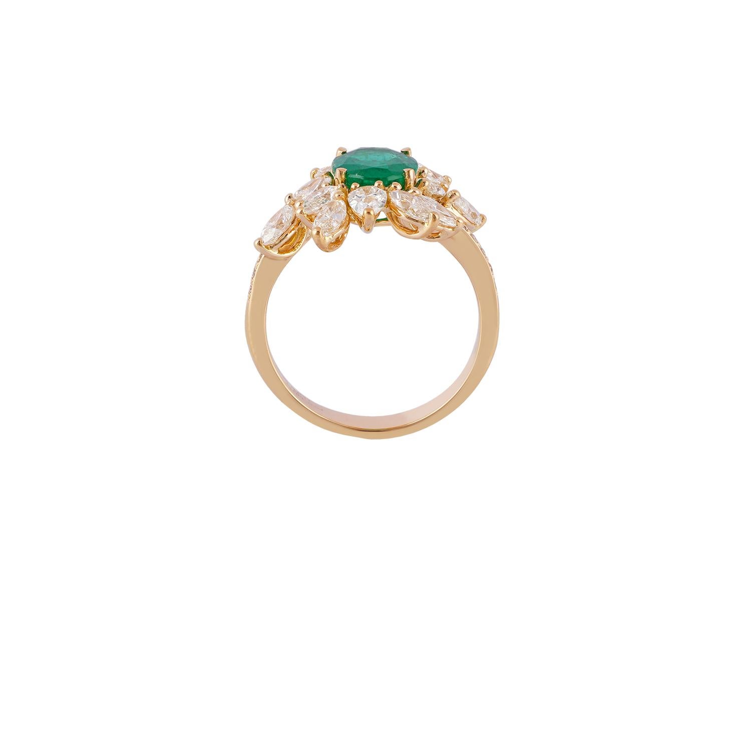 Contemporary 1.48 Carat Clear Zambian Emerald & Diamond Cluster Ring in 18K Yellow Gold For Sale