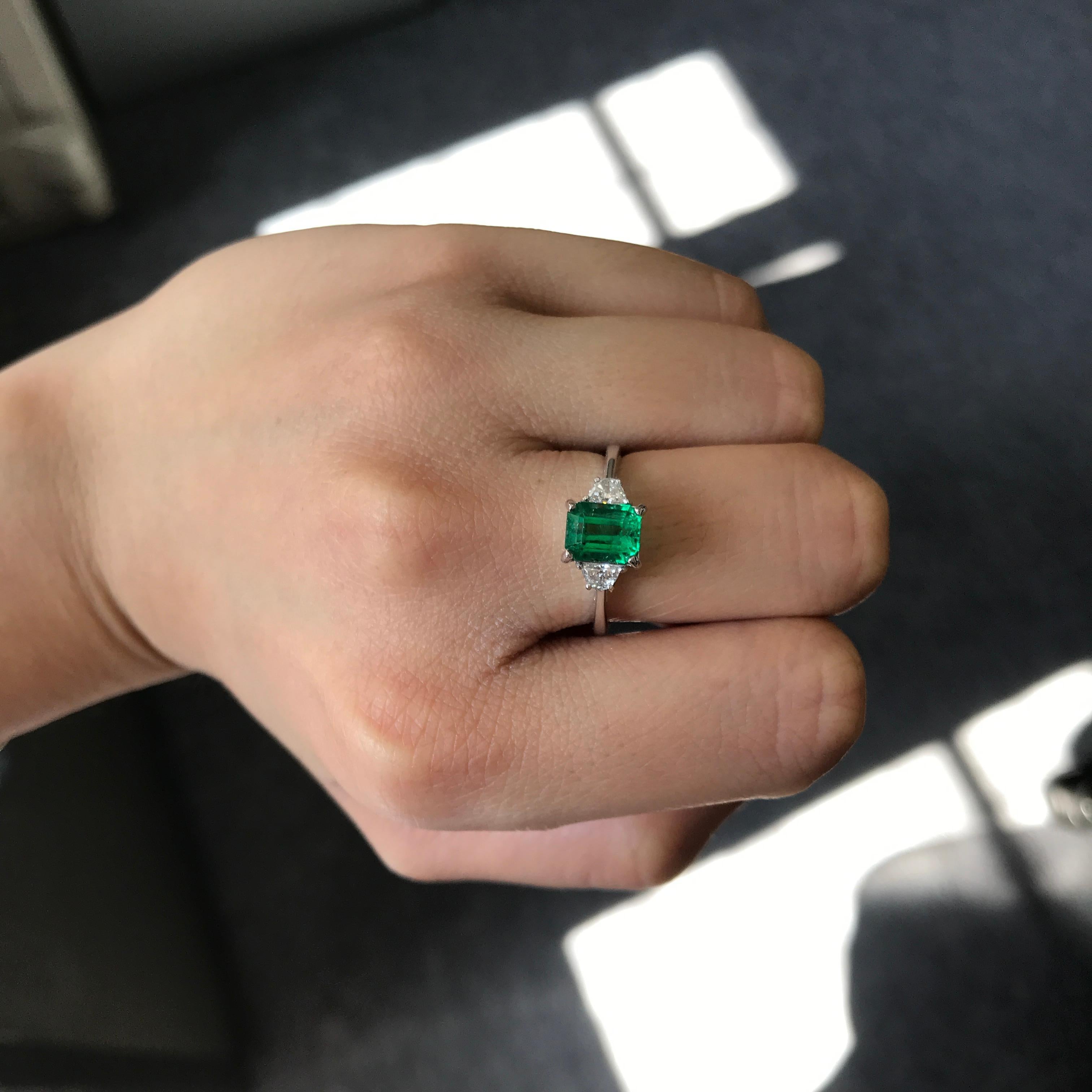 1.48 Carat Emerald and Diamond Three-Stone Engagement Ring In New Condition In Bangkok, Thailand