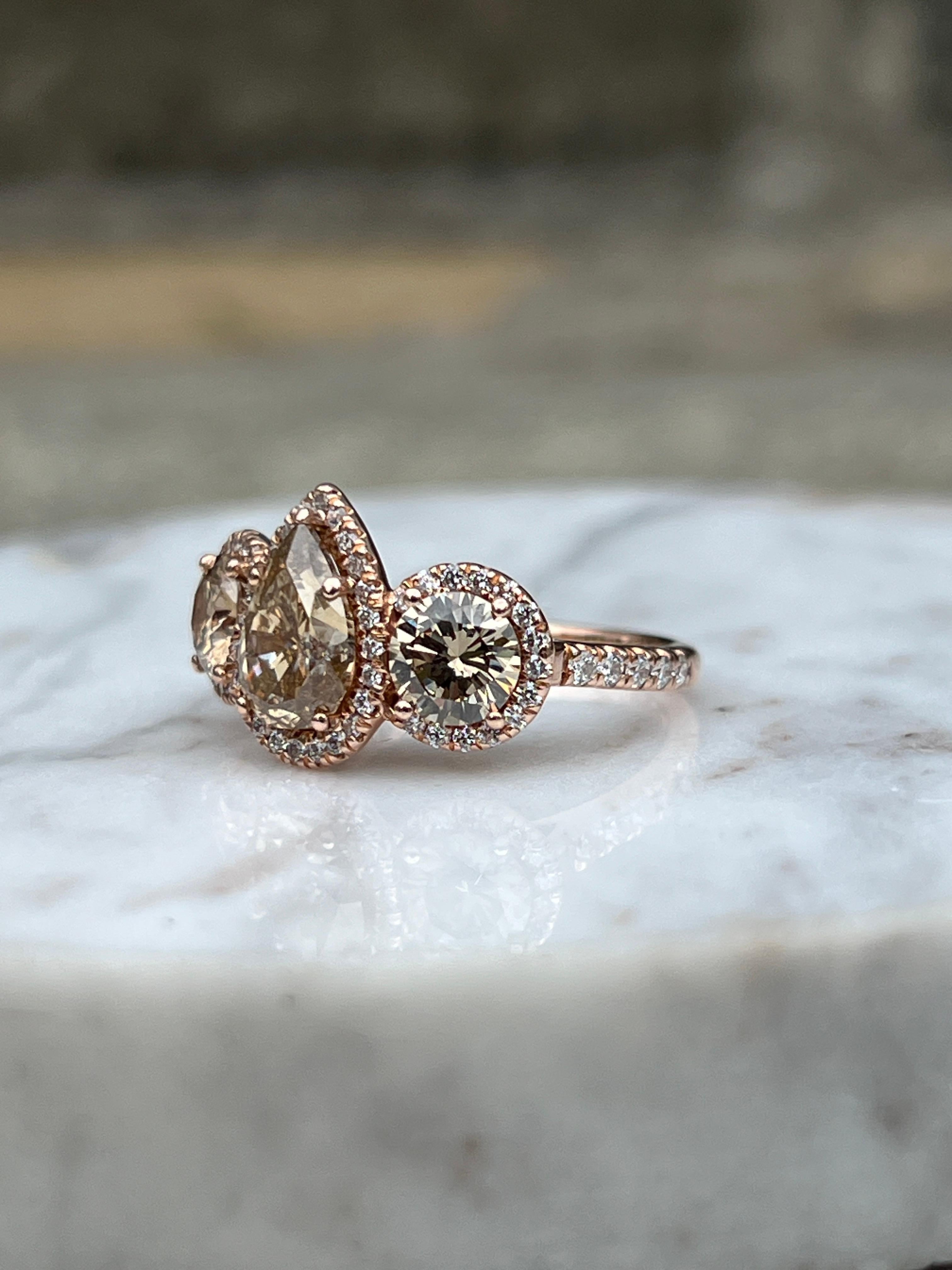 Contemporain Bague de fiançailles en or rose 1,48 carat Fancy Brown Pear et 1,32 TCW Round Diamond en vente