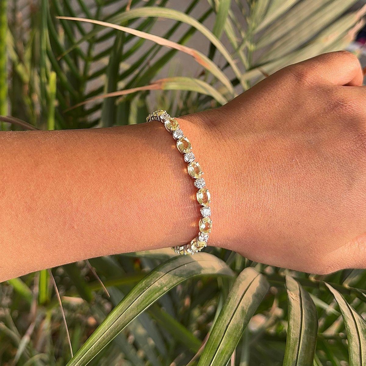 Pulsera de tenis de cuarzo limón natural de 14,8 quilates en plata de ley. Necesitarás un brazalete de tenis llamativo para marcar la diferencia con tu look. Cada pieza presenta deslumbrantes piedras de circonita cúbica, famosas por su brillo y