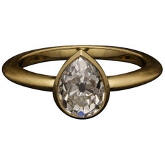 Anello solitario con diamante a forma di pera di Hancocks da 1,48 carati con taglio antico in oro satinato 18 ct.