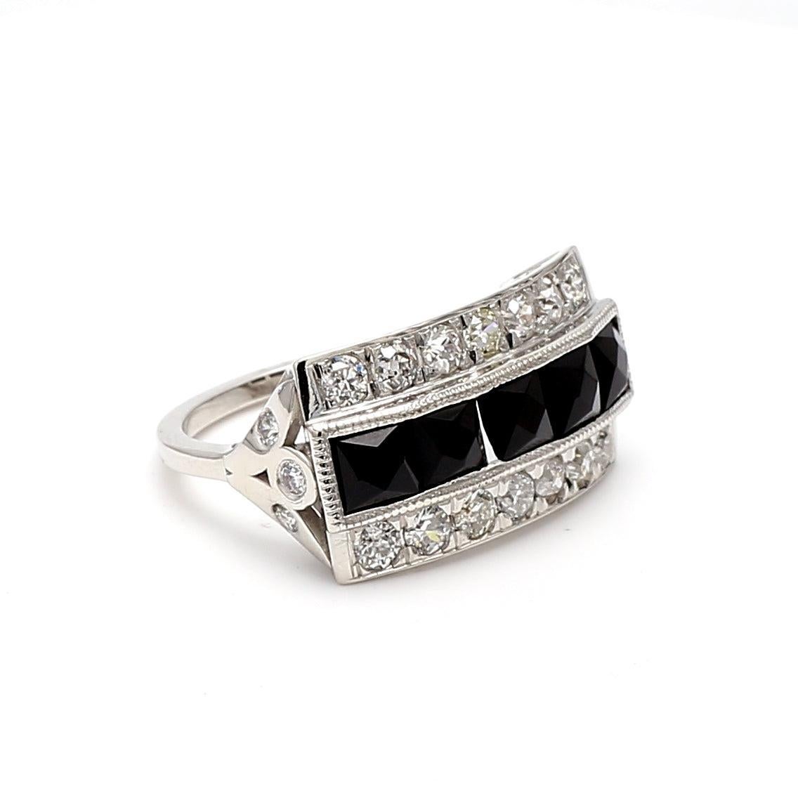 Titolo:
Anello Vintage in platino con diamante vecchio taglio europeo da 1,48 carati


Stile:
Vintage


Metallo:
Platino


Gemma 1:
Diamante da 1,4 carati


Numero di pietre:
14


Forma:
Vecchio taglio europeo


Gemma 2:
Diamante da 0,08