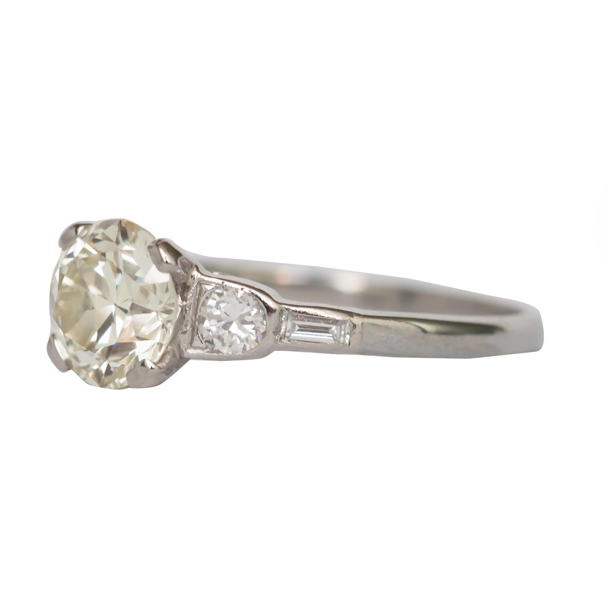 Ringgröße: 7
Metall-Typ: Platin [gepunzt und geprüft]
Gewicht:  3 Gramm

Zentrum Diamant Details:
Gewicht: 1,48 Karat
Schnitt: Alteuropäisch 
Farbe: N
Klarheit: VS2

Seite Diamant Details:
Gewicht: .20 Karat
Schliff: Gerader Baguetteschliff und