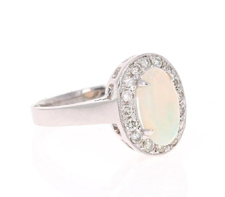 Cette bague comporte une jolie et simple opale de 1,16 carat et 16 diamants de taille ronde pesant 0,32 carat. Le poids total en carats de la bague est de 1.48 carats. 

L'Opale présente de magnifiques éclats de jaune et d'orange et est originaire