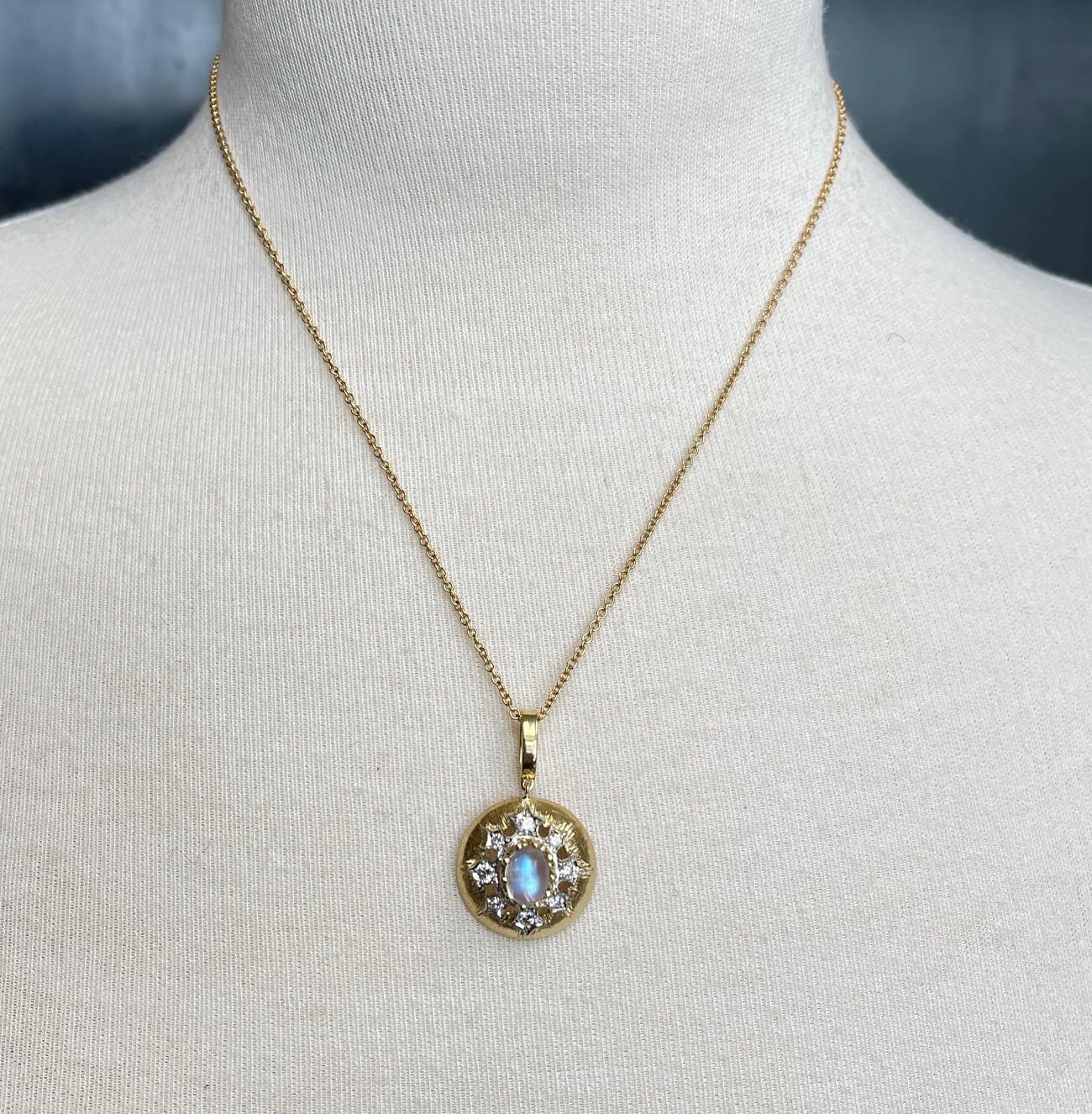 Pendentif en or blanc et jaune 18 carats, pierre de lune arc-en-ciel et diamants de 1,48 carat en vente 1