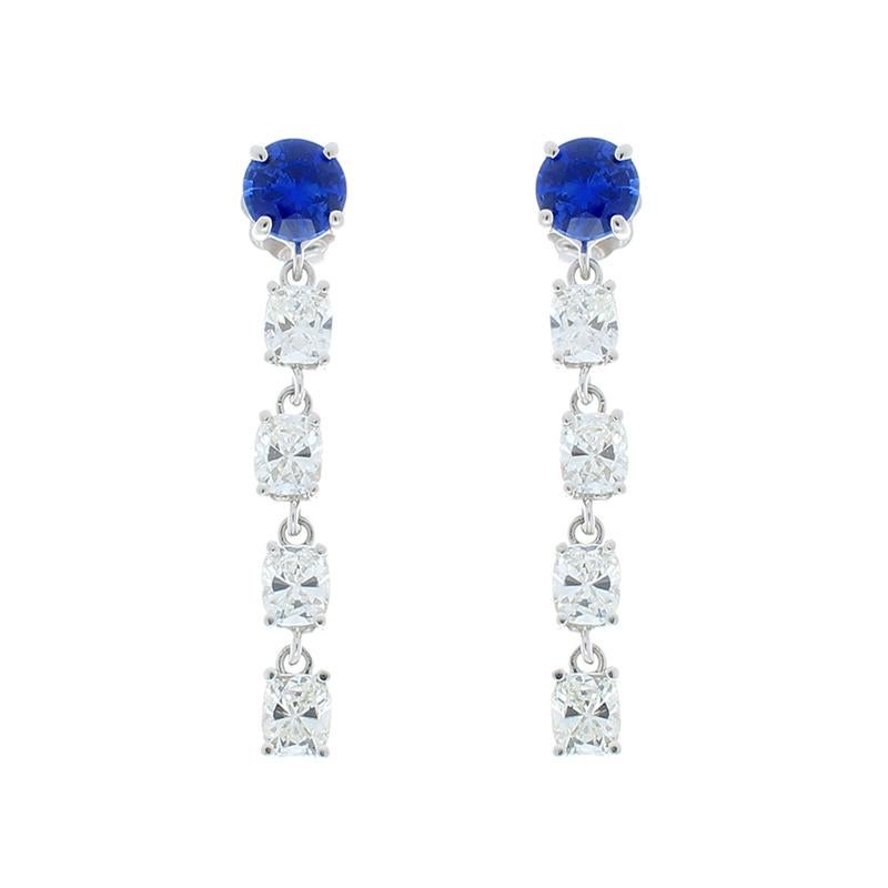 Lujosos y suntuosos, estos pendientes de zafiro y diamantes son excepcionalmente deslumbrantes y elevarán tu look a cotas increíbles. El color azul real de los brillantes zafiros de Ceilán atrae inmediatamente tu mirada. Estos zafiros de 1,48