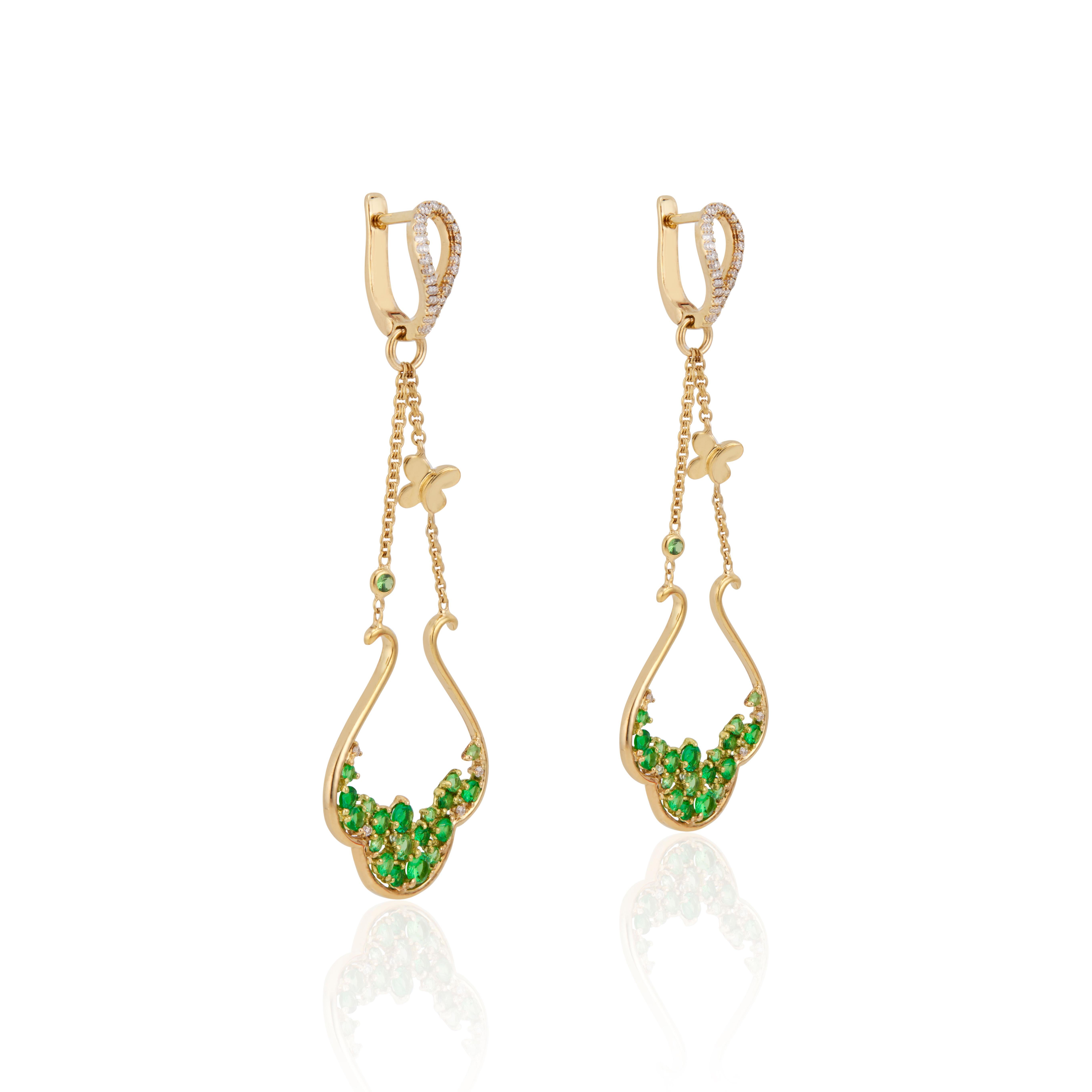 Orecchini pendenti con tsavorite e diamanti. 38 granati verdi Tsavorite rotondi con 58 diamanti rotondi d'accento in orecchini pendenti in oro giallo 14k.  

38 Granati verdi rotondi di Tsavorite, peso totale circa 1,29 carati
58 diamanti rotondi,