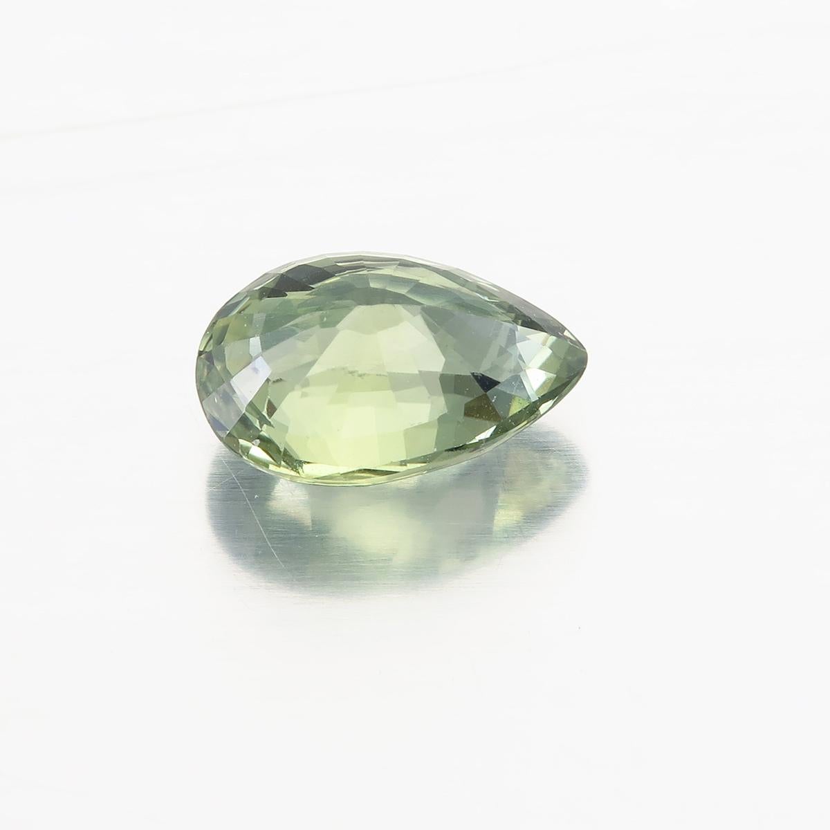1.48 Carat Yellowish Green Sapphire from Madagascar Lotus Certified In New Condition For Sale In Hua Hin, TH