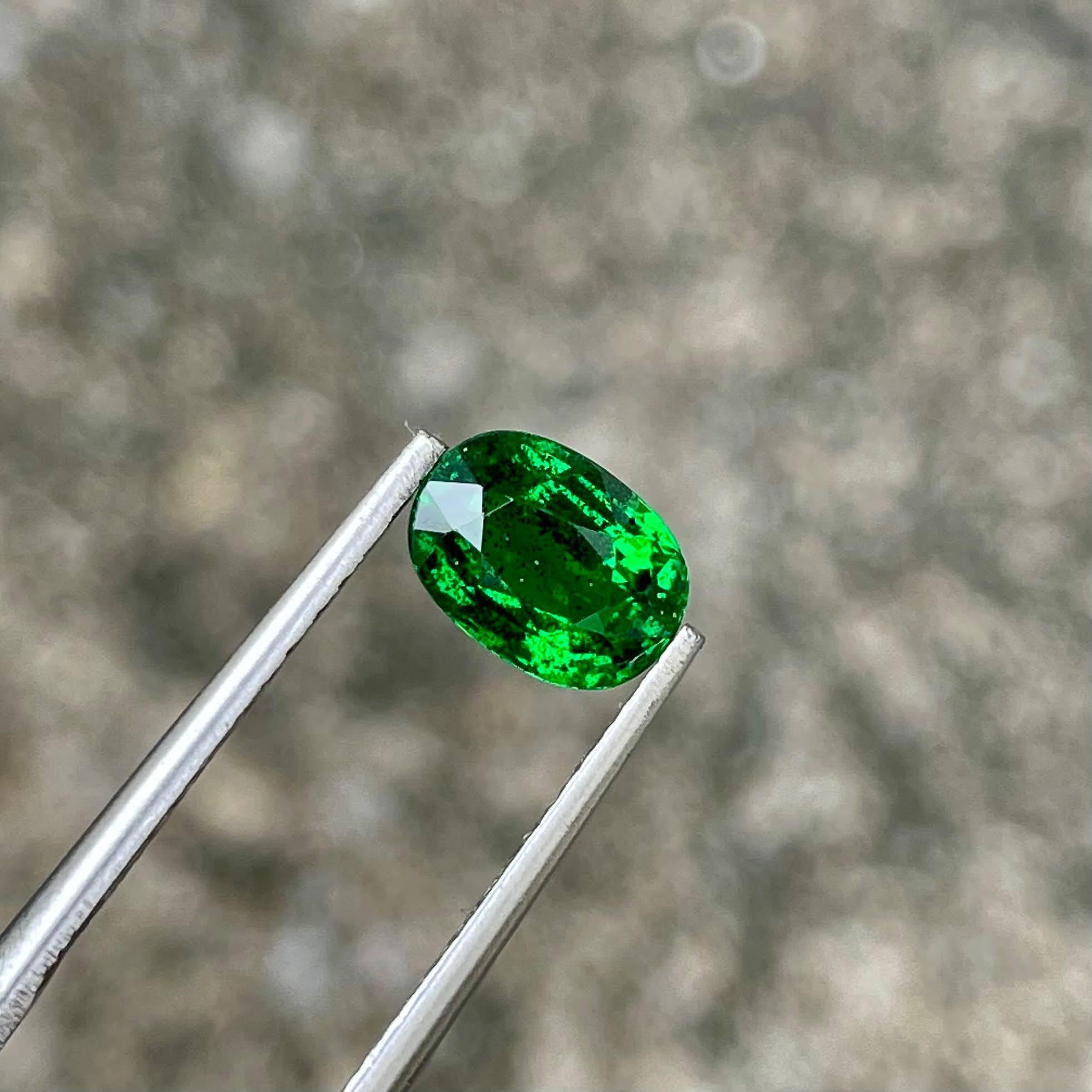 Gewicht 1,48 Karat 
Abmessungen 7,7x5,6x3,9 mm
Behandlung keine 
Herkunft Kenia 
Klarheit VS
Form oval 
Schliff Facettiert



Dieser exquisite 1,48-Karat-Tsavorit-Granat ist ein fesselndes Beispiel für die Schönheit der Natur und zieht mit seinem