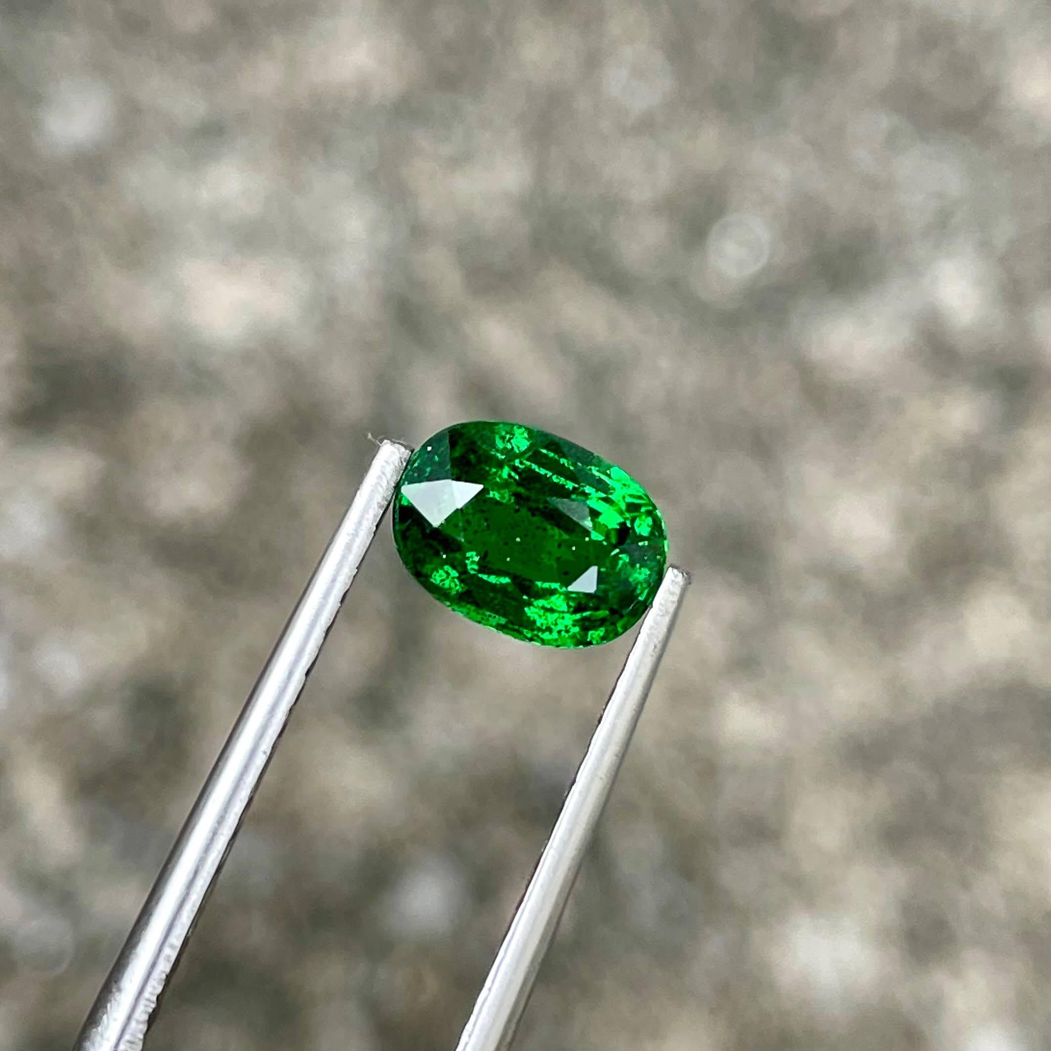 1.48 carats Bright Green Tsavorite Garnet Stone Oval Cut Kenyan Gemstone (Anglo-indisch) im Angebot