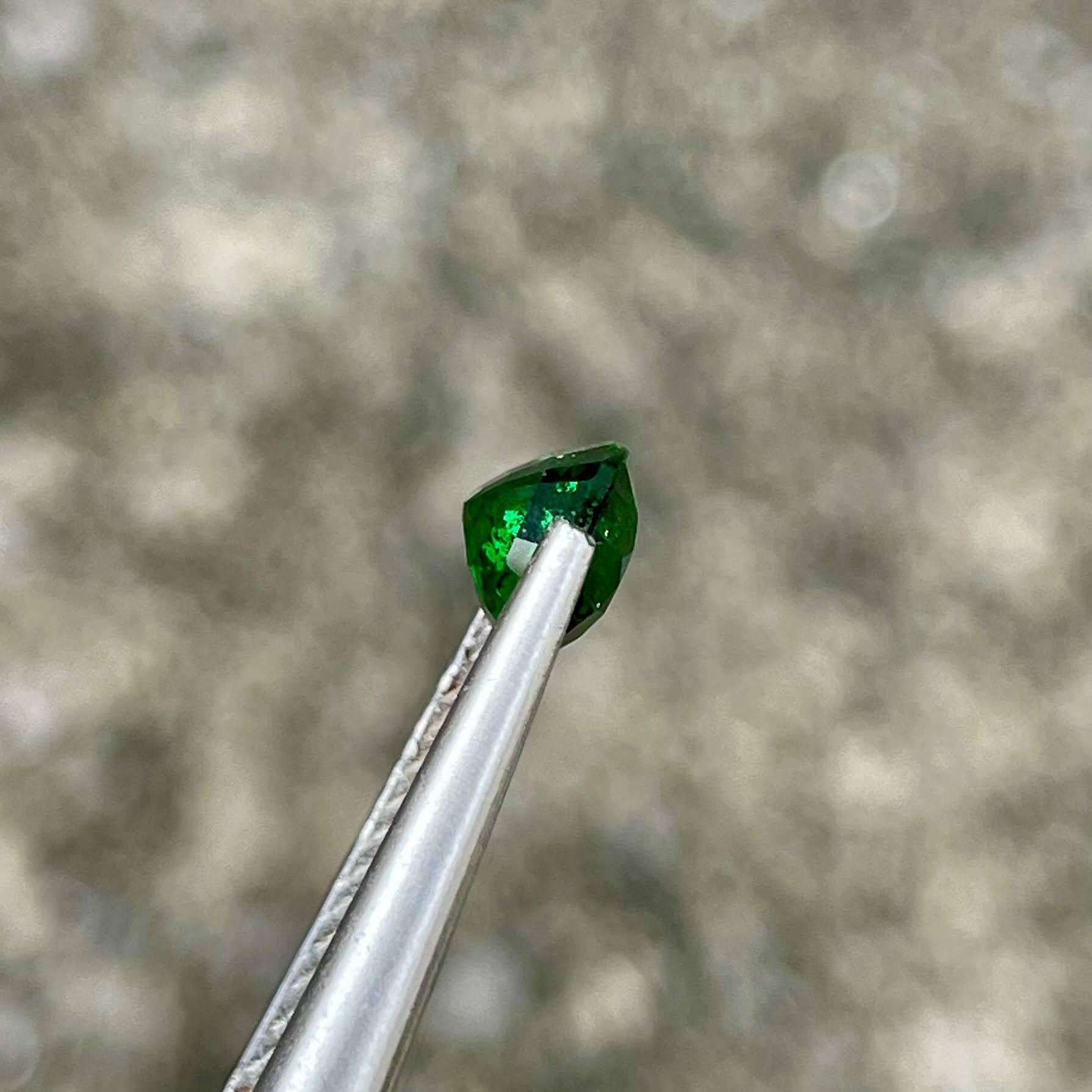1.48 carats Bright Green Tsavorite Garnet Stone Oval Cut Kenyan Gemstone (Ovalschliff) im Angebot