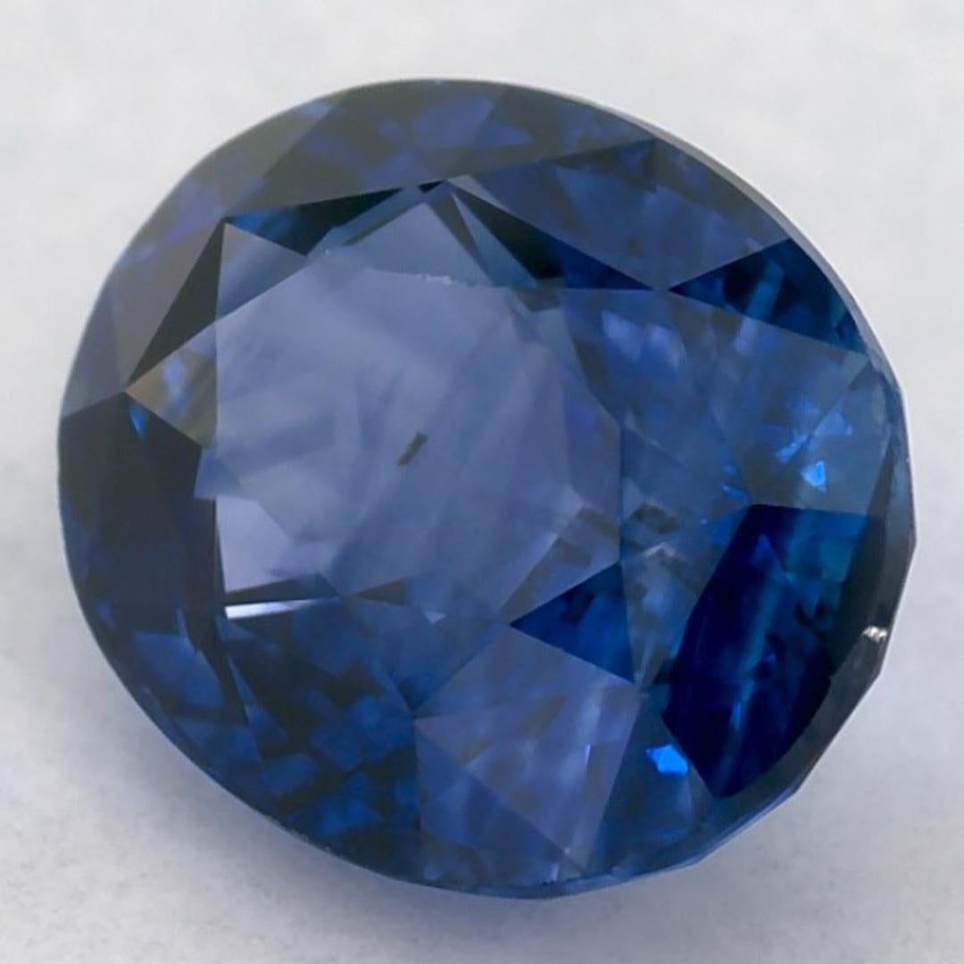 Questo zaffiro blu naturale offre eleganza e raffinatezza. Con la sua ricca saturazione del colore e il taglio preciso, è il centro perfetto per un anello di fidanzamento o un design di gioielli di lusso.

Questo zaffiro proviene dallo Sri Lanka