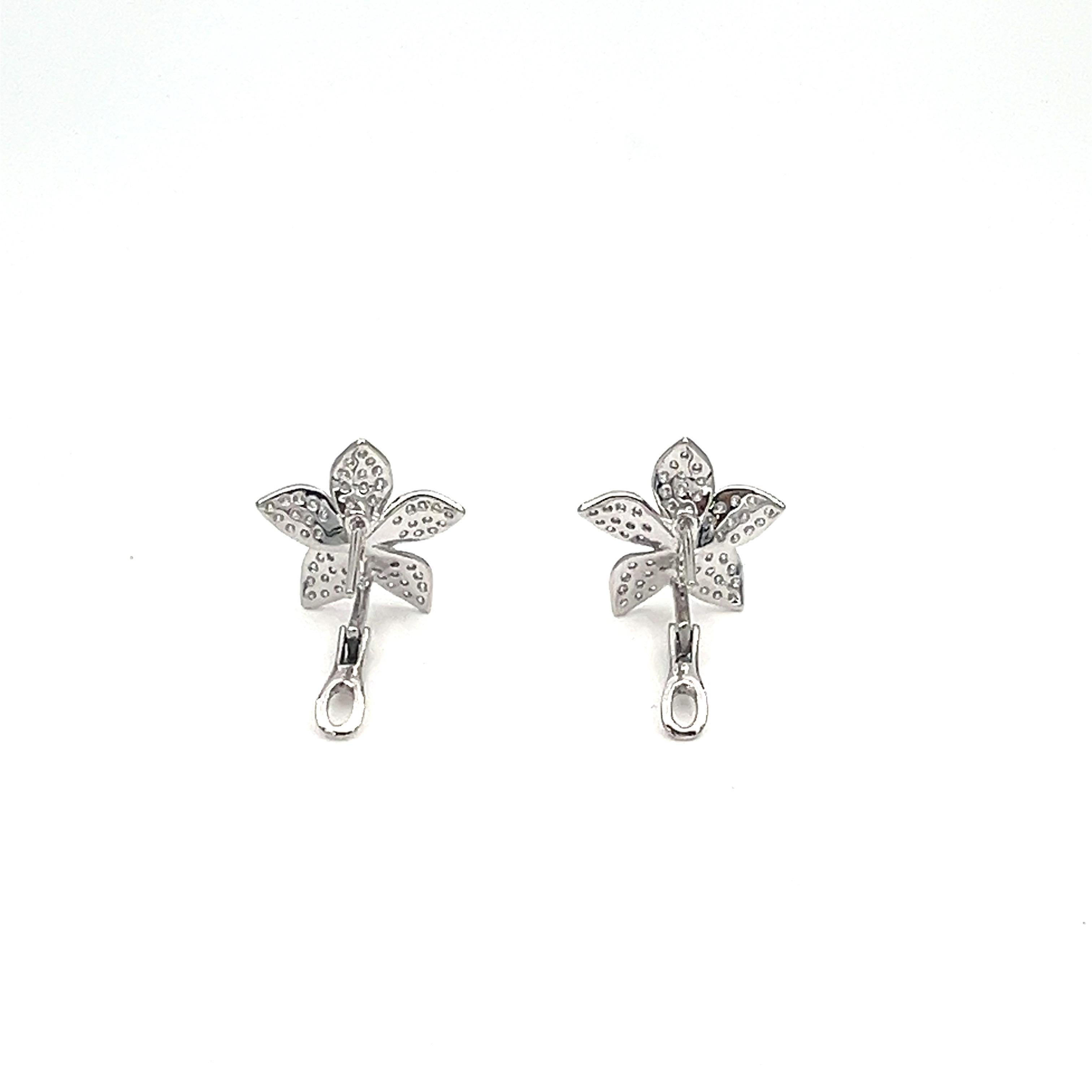 Round Cut 1.48 ct Flowered Diamond Earrings For Sale