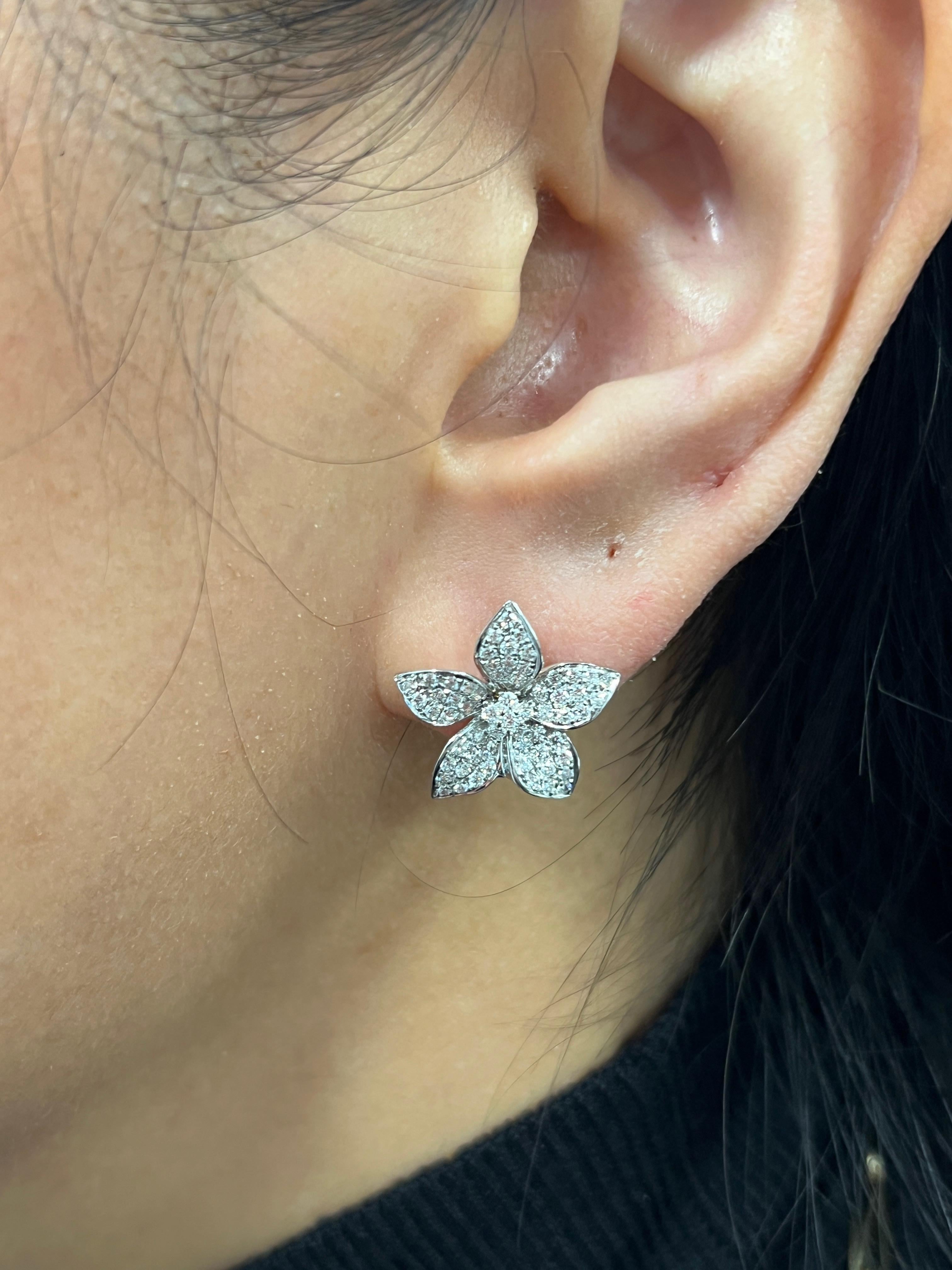 Boucles d'oreilles en diamant fleuri de 1,48 ct Unisexe en vente