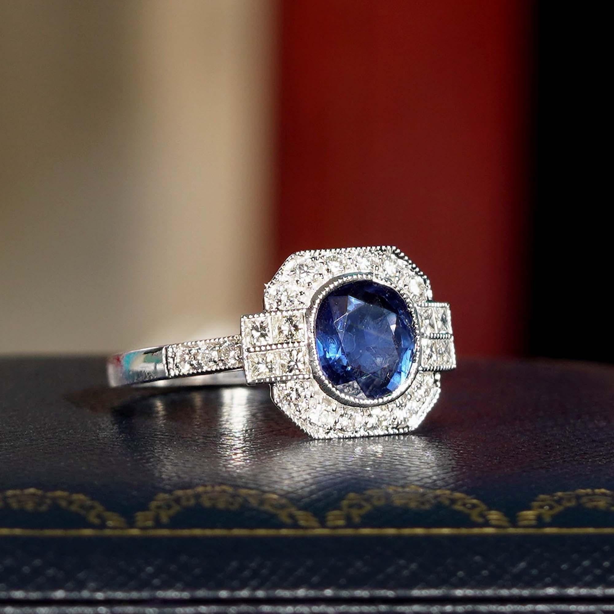Un affascinante zaffiro del Madagascar da 1,48 cuscini al centro, circondato da una scintillante aureola di diamanti. Il design geometrico esalta il blu vibrante dello zaffiro, creando un look audace ma elegante. La combinazione di colori ricchi e