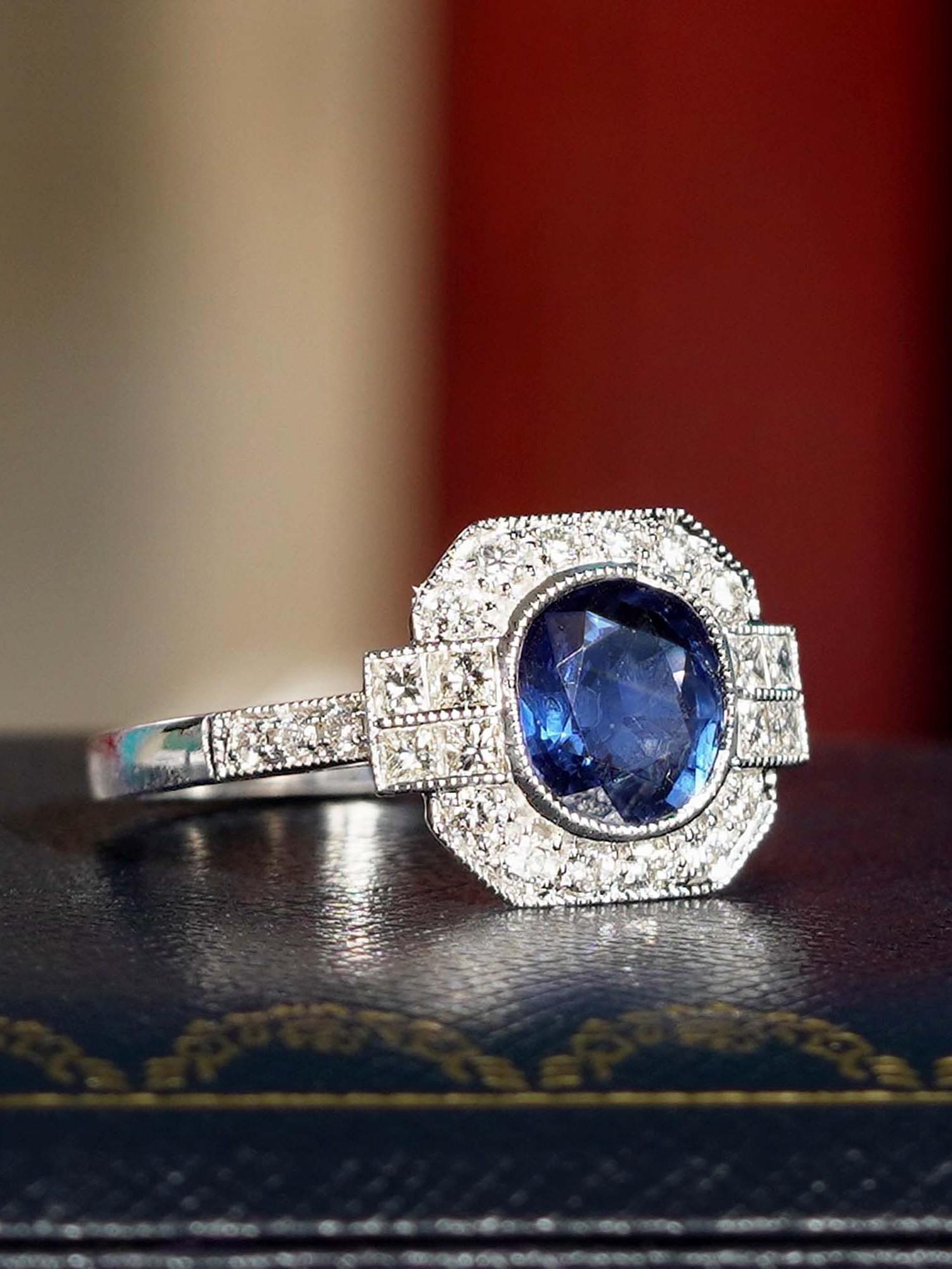 Art Déco 1,48 Ct. Anello di fidanzamento in stile Art Deco con zaffiro e diamante del Madagascar in oro 18 carati