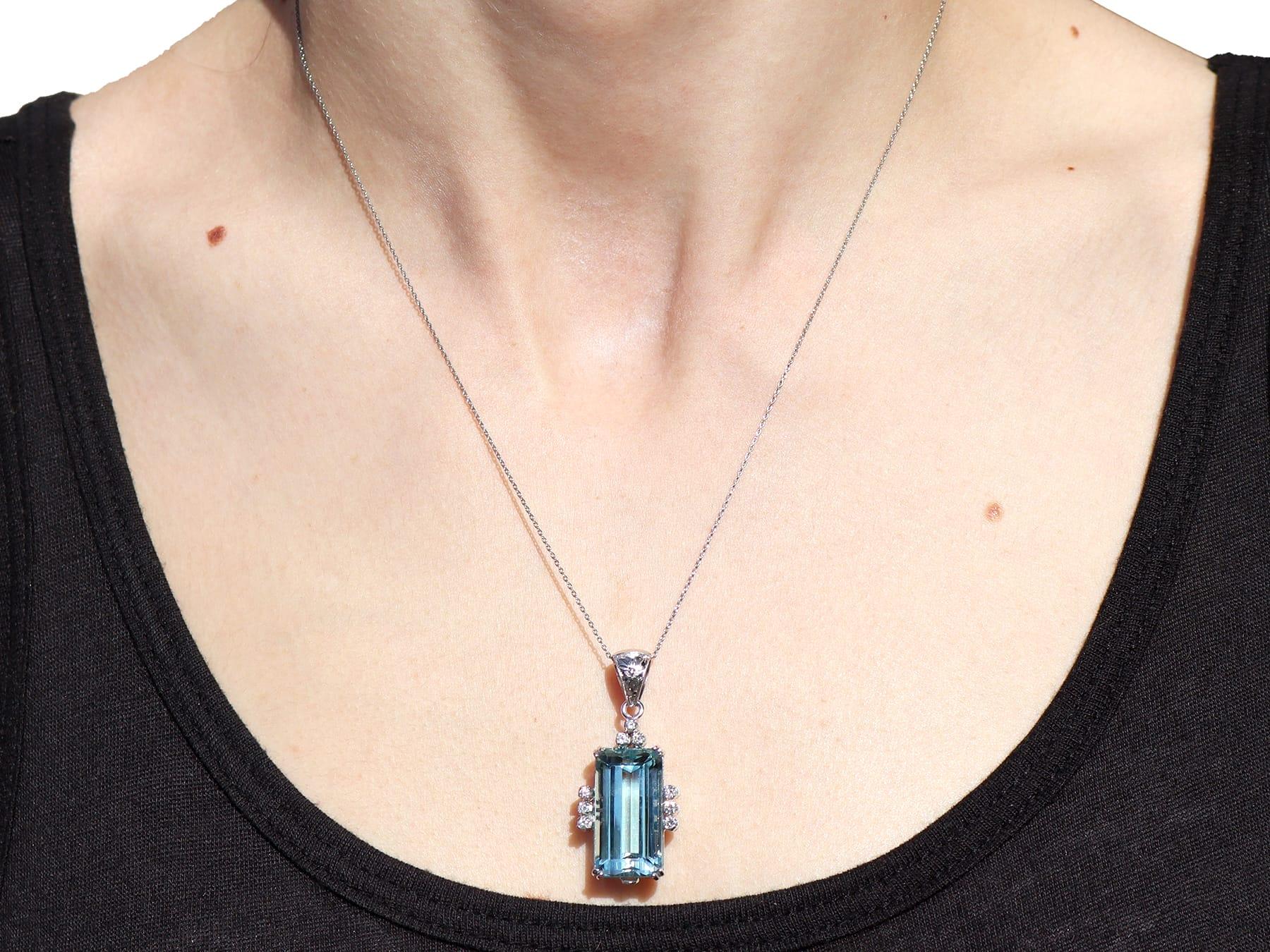 14,80 Karat Aquamarin 0,27 Karat Diamant 18k Weißgold-Anhänger CIRCA 1965 im Angebot 4