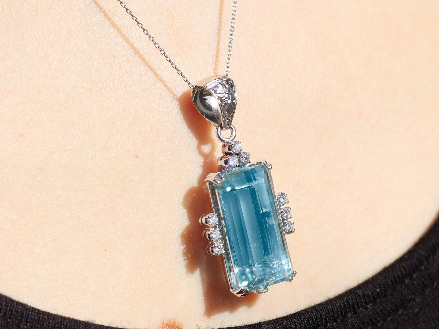 14,80 Karat Aquamarin 0,27 Karat Diamant 18k Weißgold-Anhänger CIRCA 1965 im Angebot 5