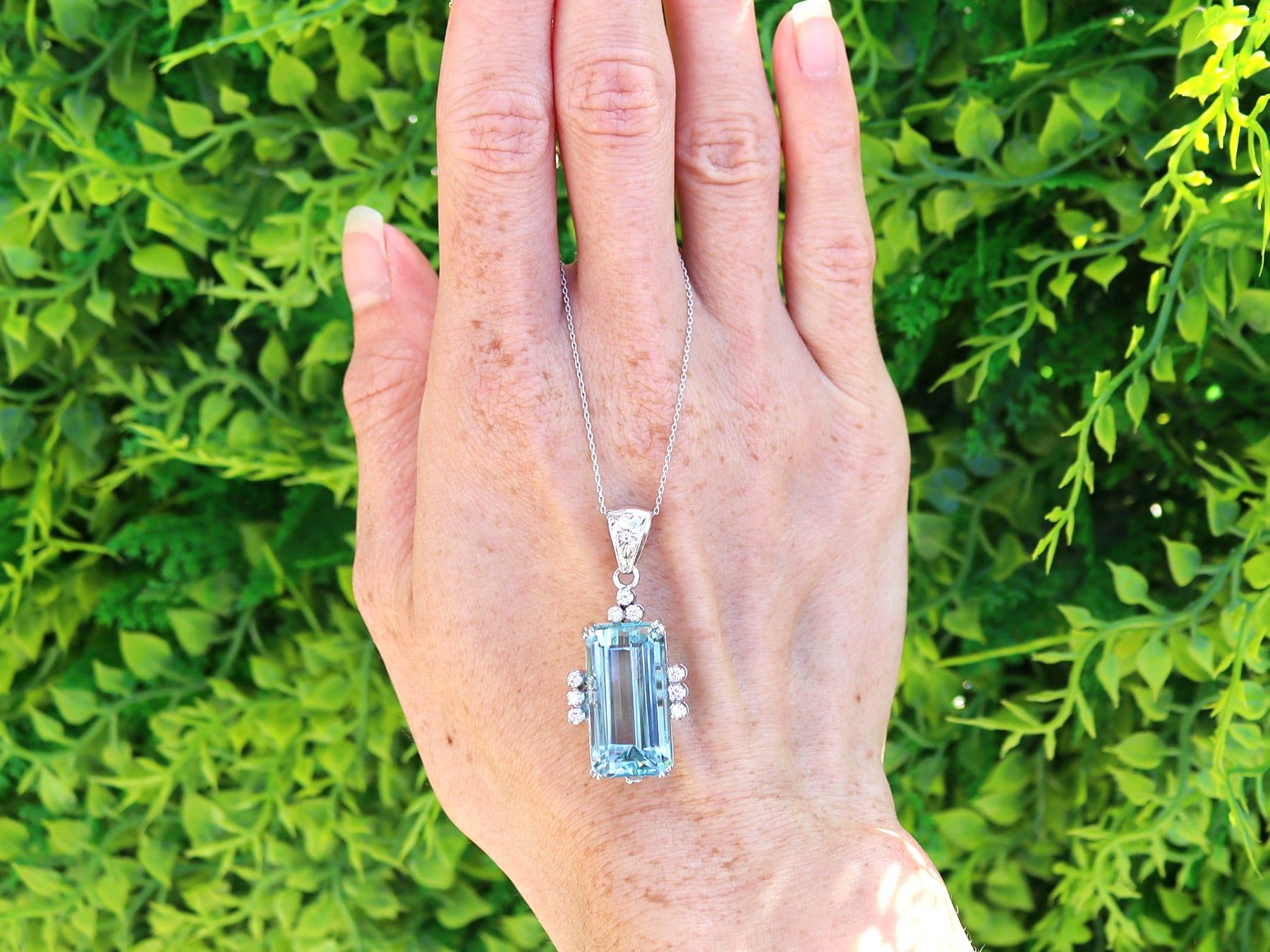 Ein atemberaubender, feiner und beeindruckender Vintage-Anhänger aus 14,80 Karat Aquamarin und 0,27 Karat Diamant, 18 Karat Weißgold; Teil unserer vielfältigen Kollektion von Vintage-Aquamarinschmuck.

Dieser atemberaubende, edle und beeindruckende