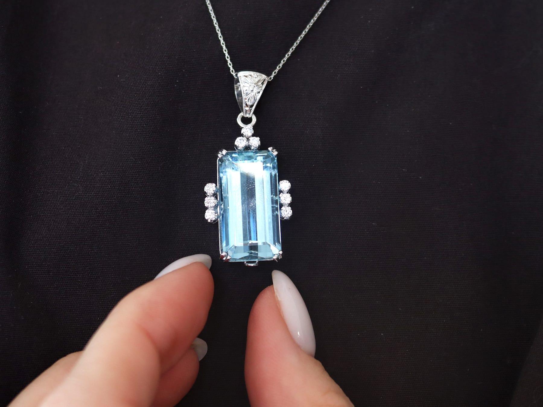 14,80 Karat Aquamarin 0,27 Karat Diamant 18k Weißgold-Anhänger CIRCA 1965 (Rundschliff) im Angebot