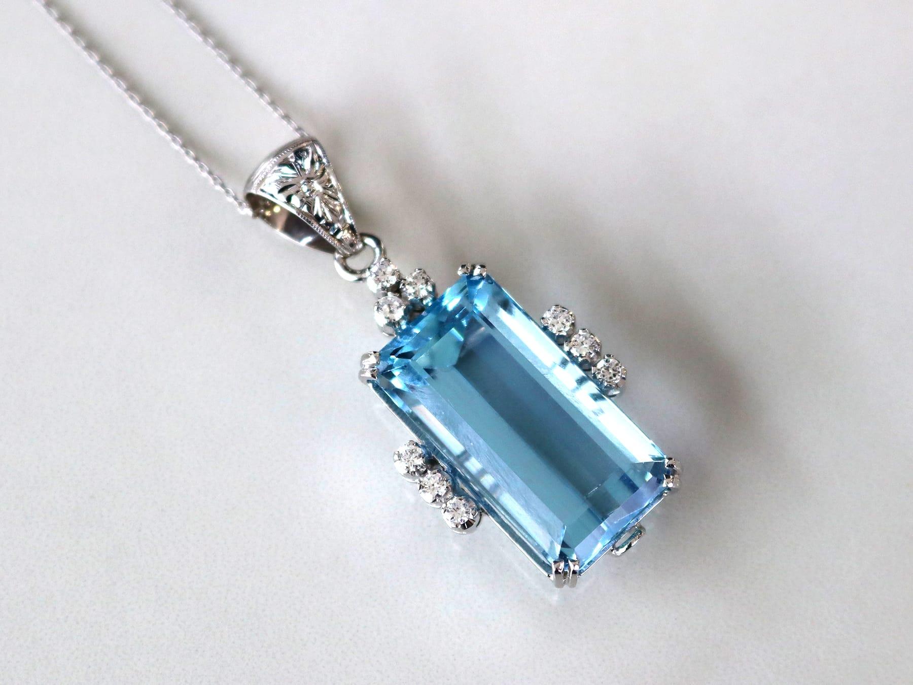 14,80 Karat Aquamarin 0,27 Karat Diamant 18k Weißgold-Anhänger CIRCA 1965 im Zustand „Hervorragend“ im Angebot in Jesmond, Newcastle Upon Tyne