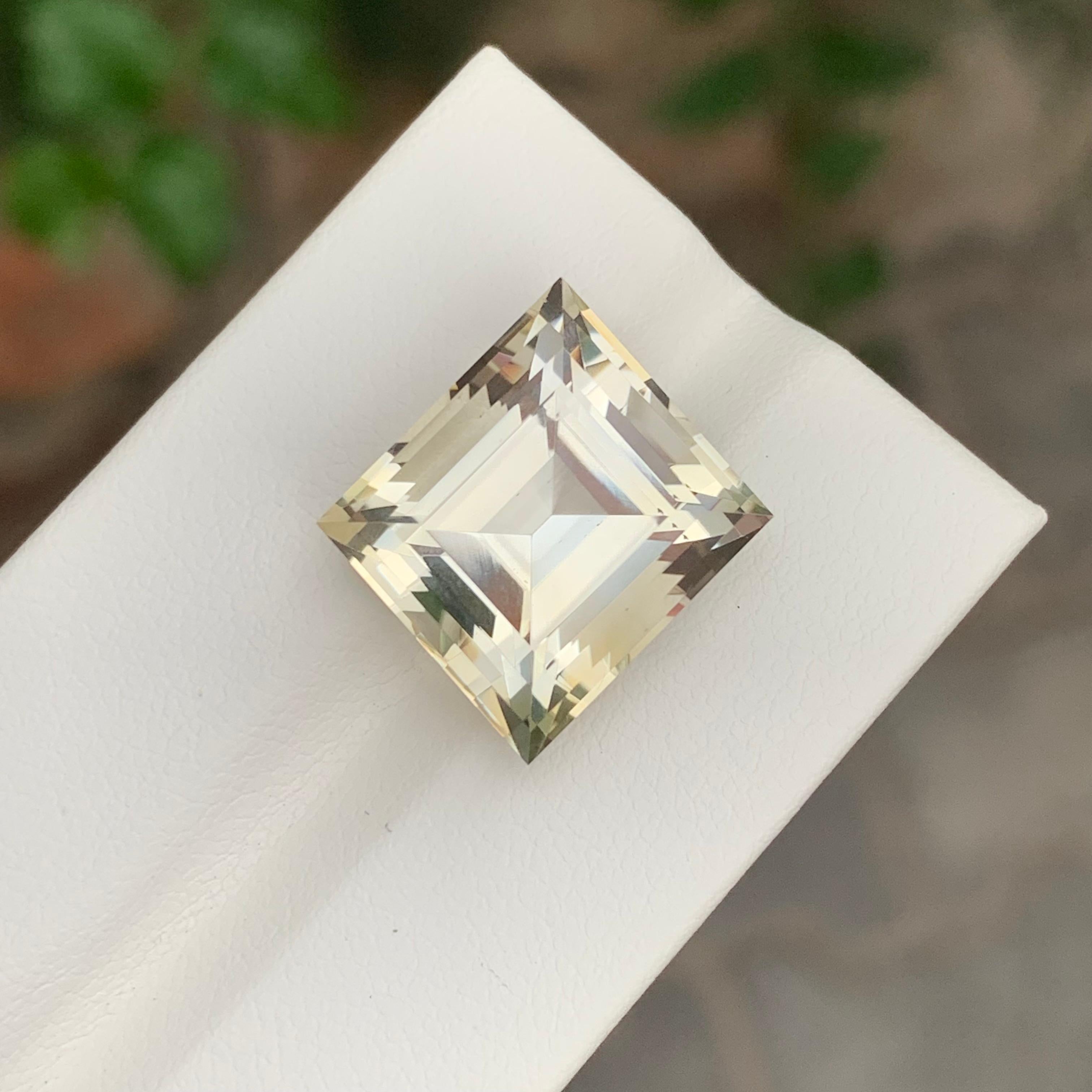 Arts and Crafts Citrine naturelle non sertie de 14,80 carats de couleur jaune clair en vente