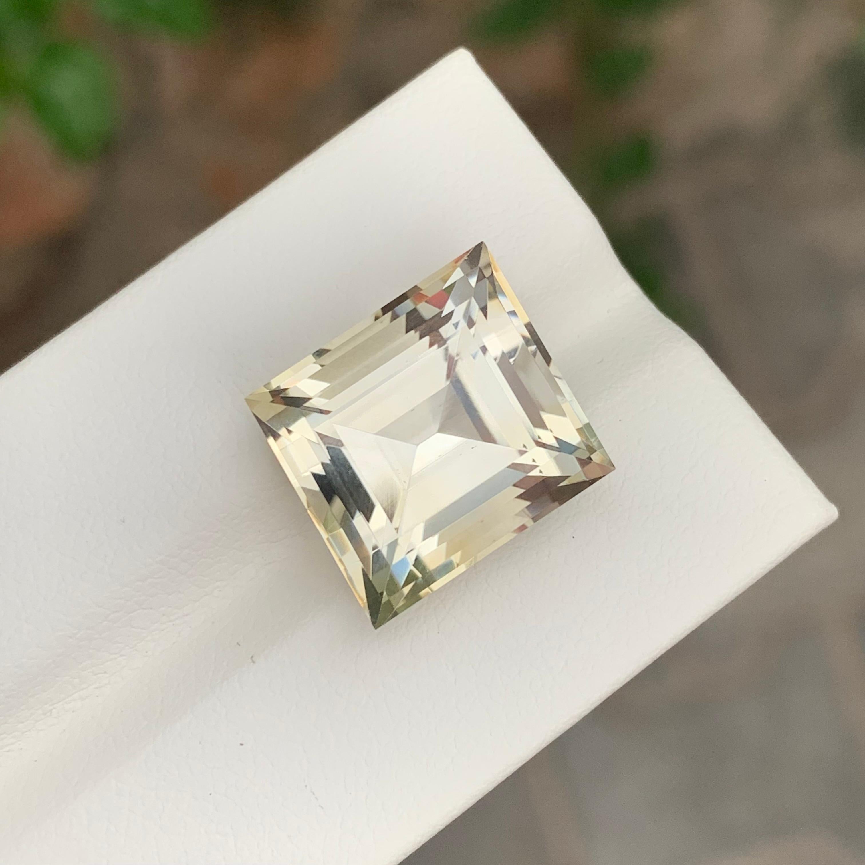 Taille trapèze Citrine naturelle non sertie de 14,80 carats de couleur jaune clair en vente