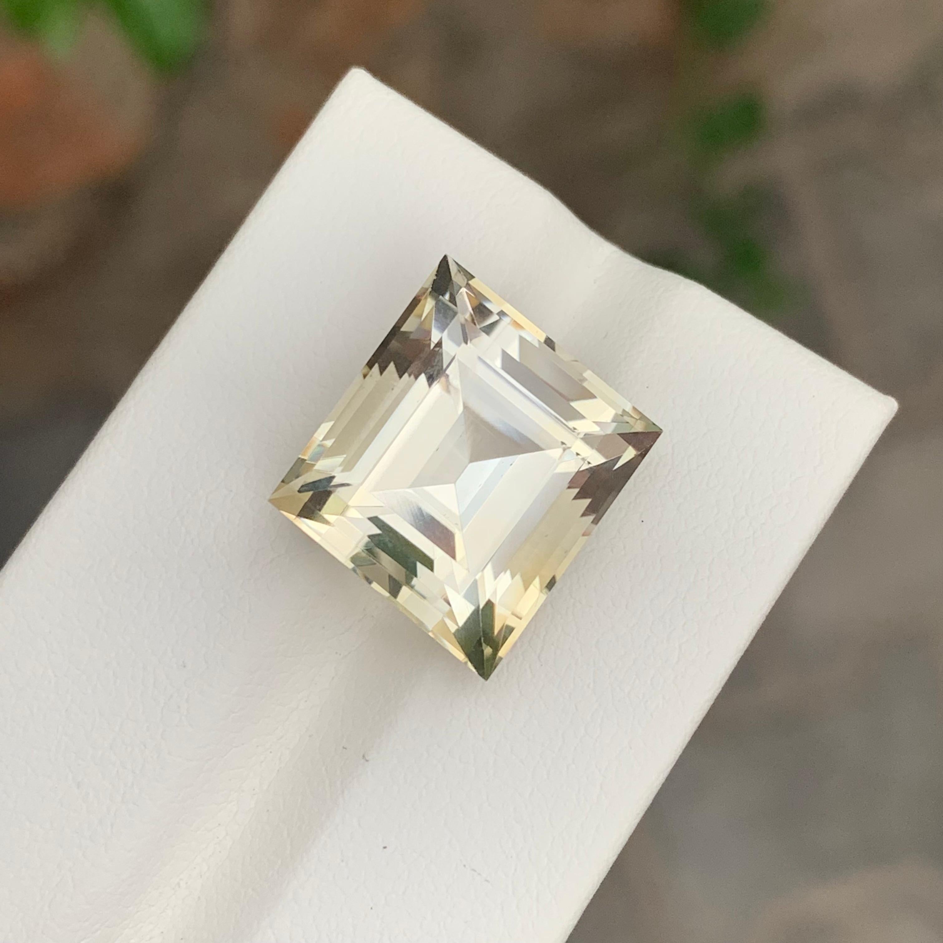 Citrine naturelle non sertie de 14,80 carats de couleur jaune clair en vente 1